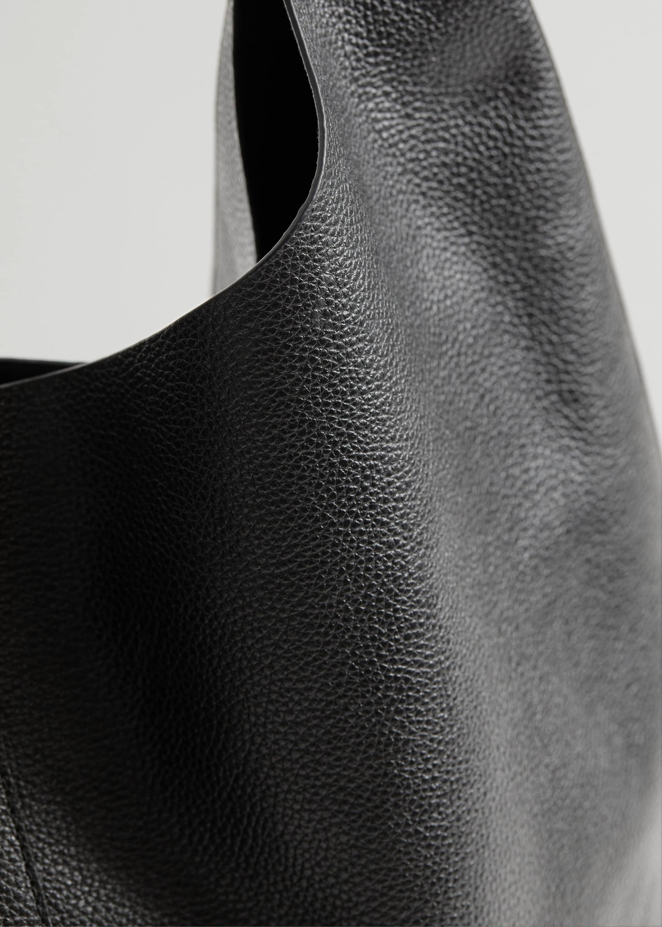 Large Leather Tote - {{variantName}} - Descriptive Detail