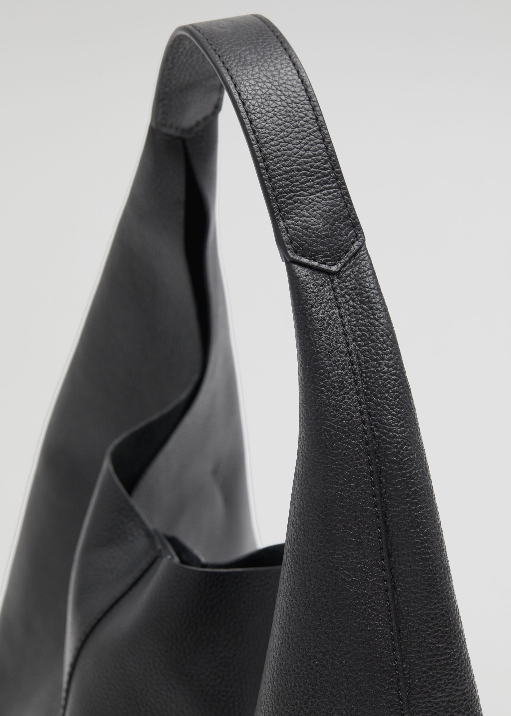 Classic Leather Tote - {{variantName}} - Descriptive Detail