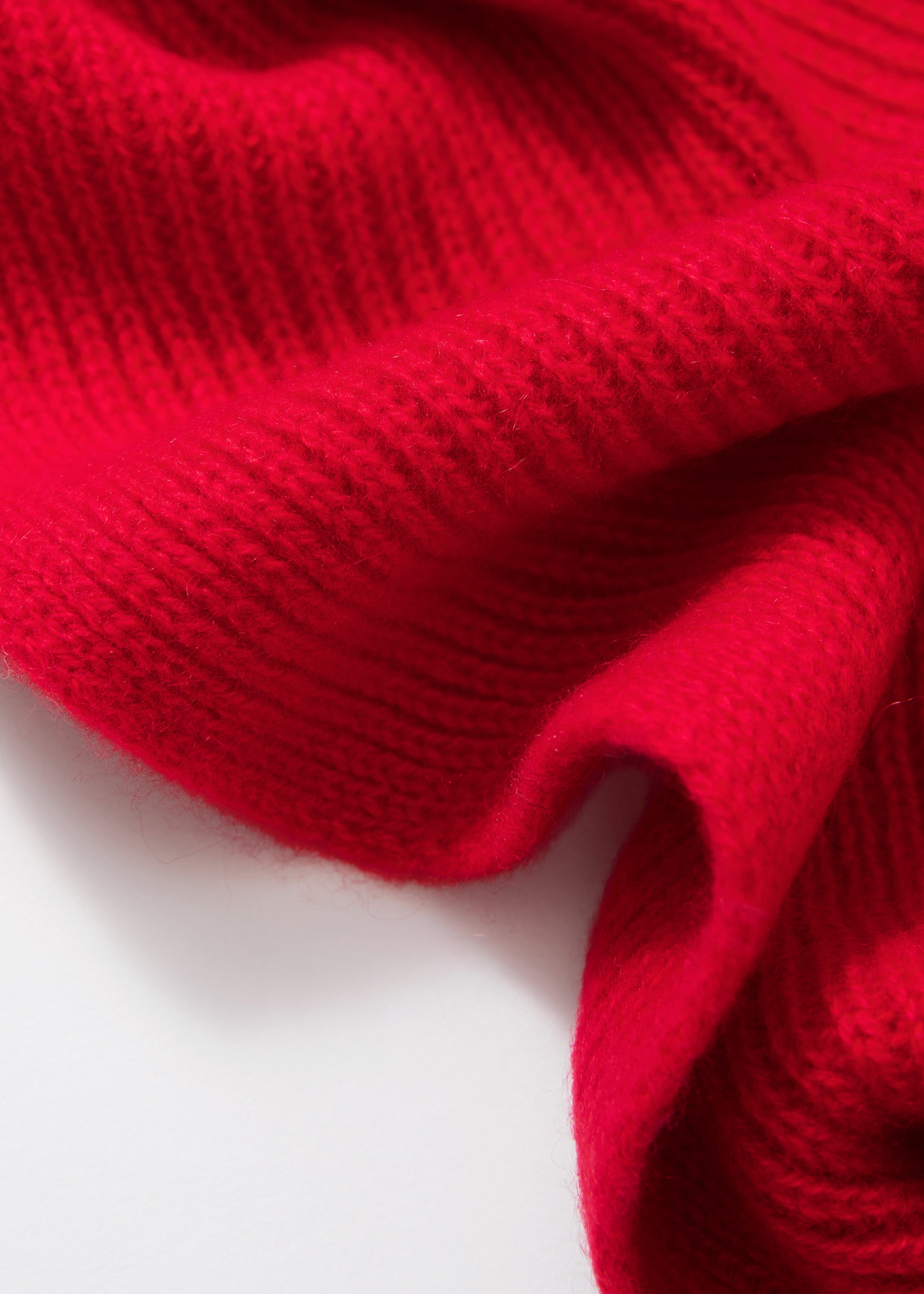 Cashmere Knit Scarf - {{variantName}} - Descriptive Detail