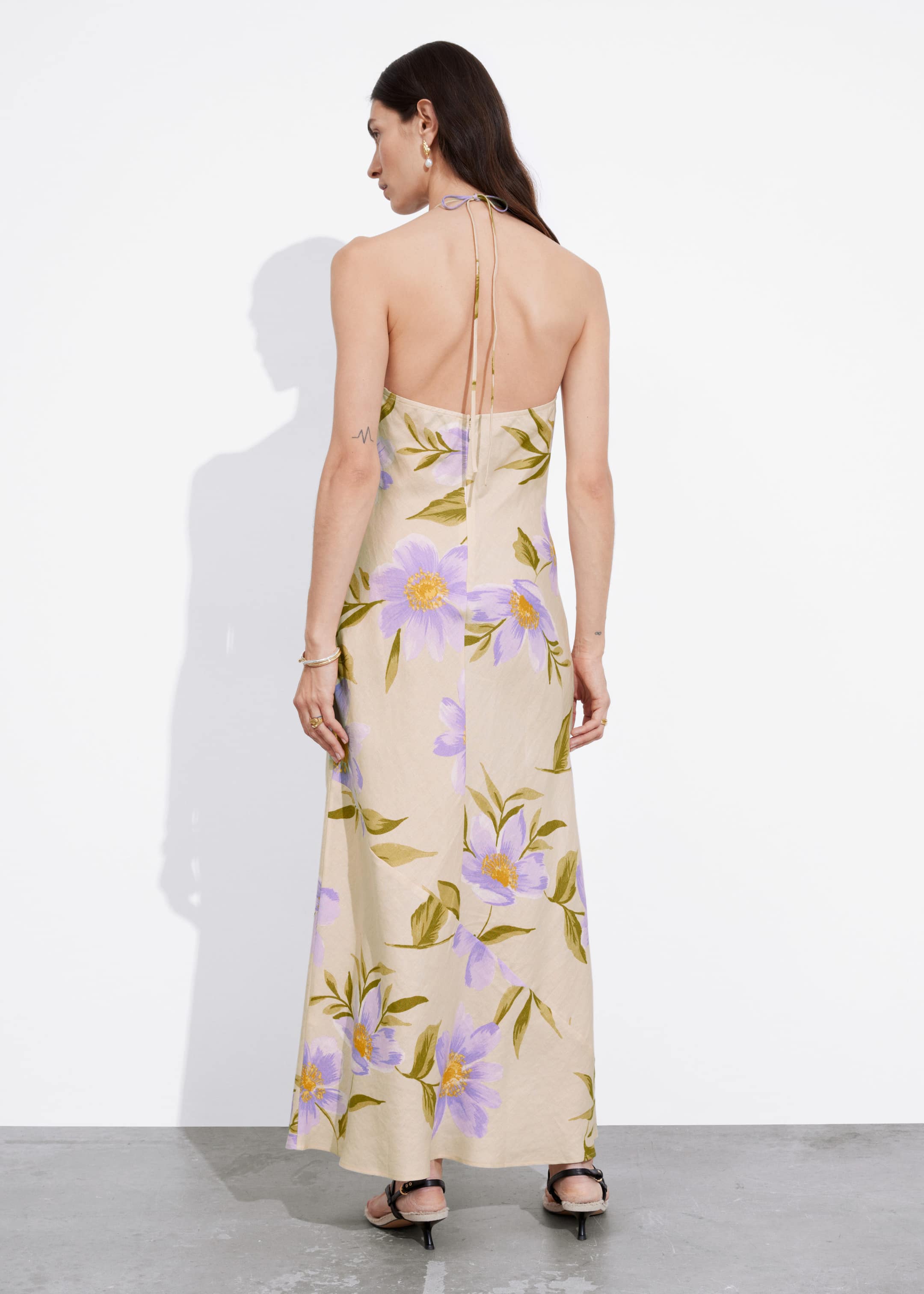 Robe longue à dos nu en lin - Motifs fleuris lilas - Lookbook