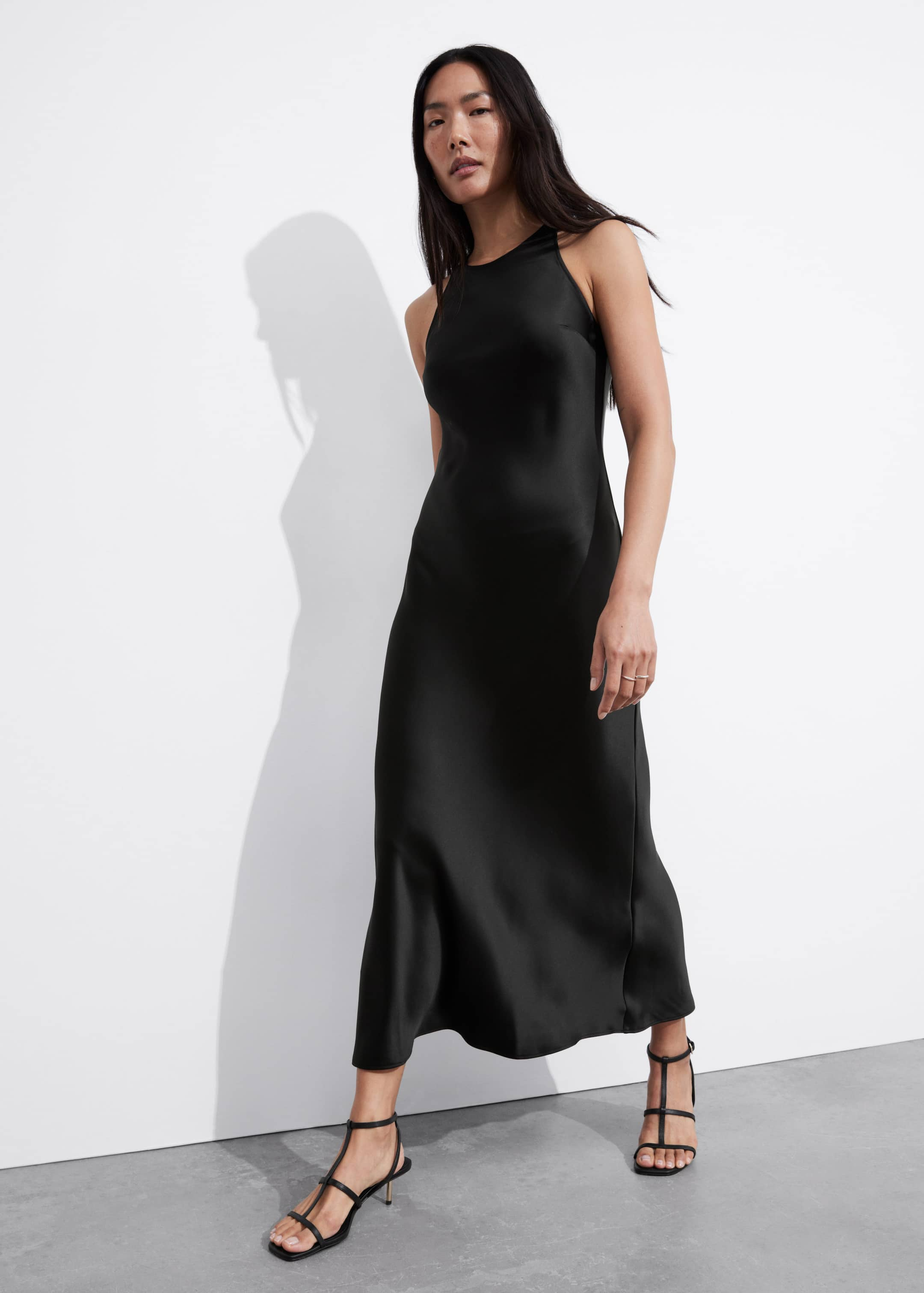 Robe midi en satin sans manches - Noir - Lookbook