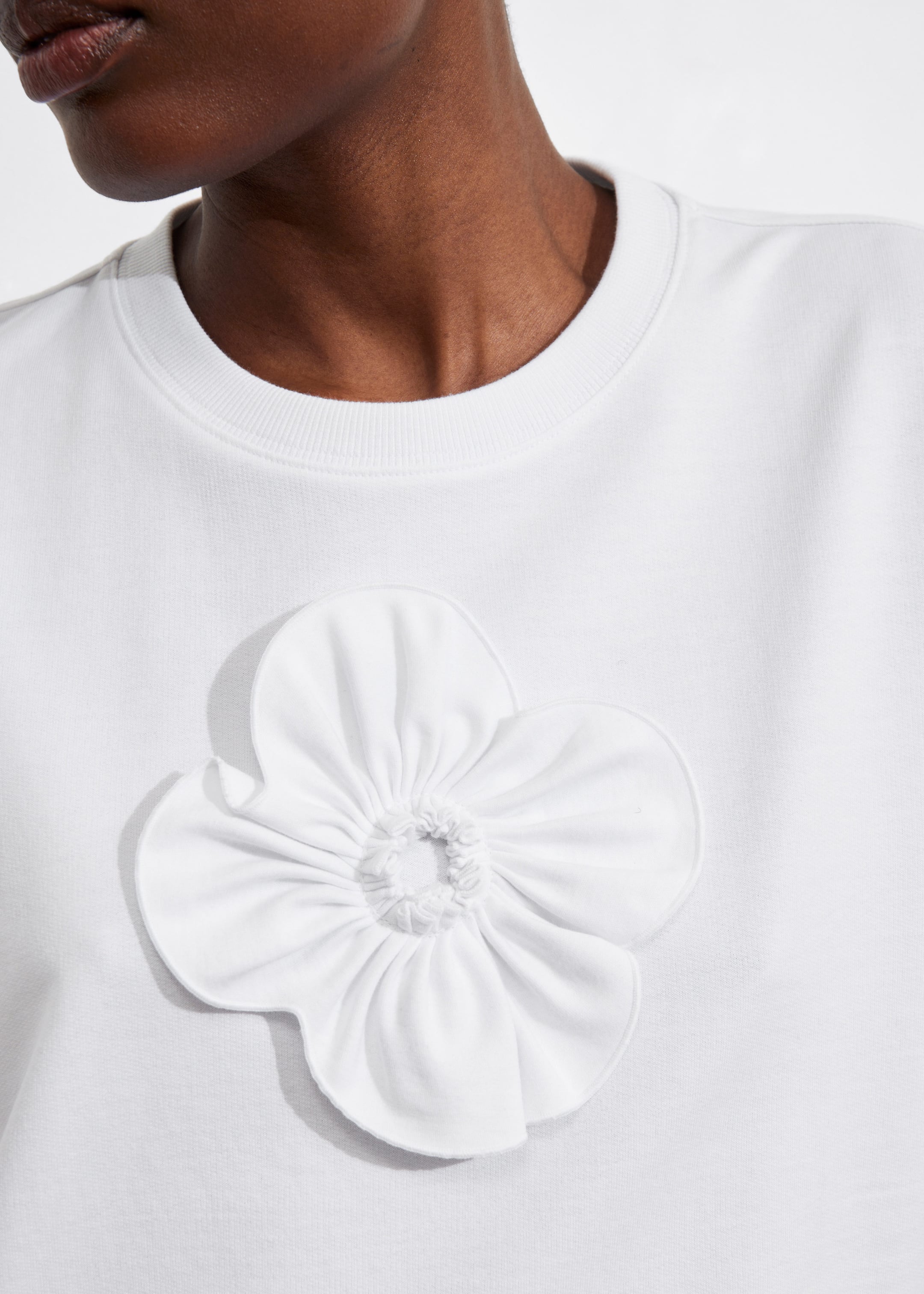 Floral-Appliqué T-Shirt - White - Lookbook