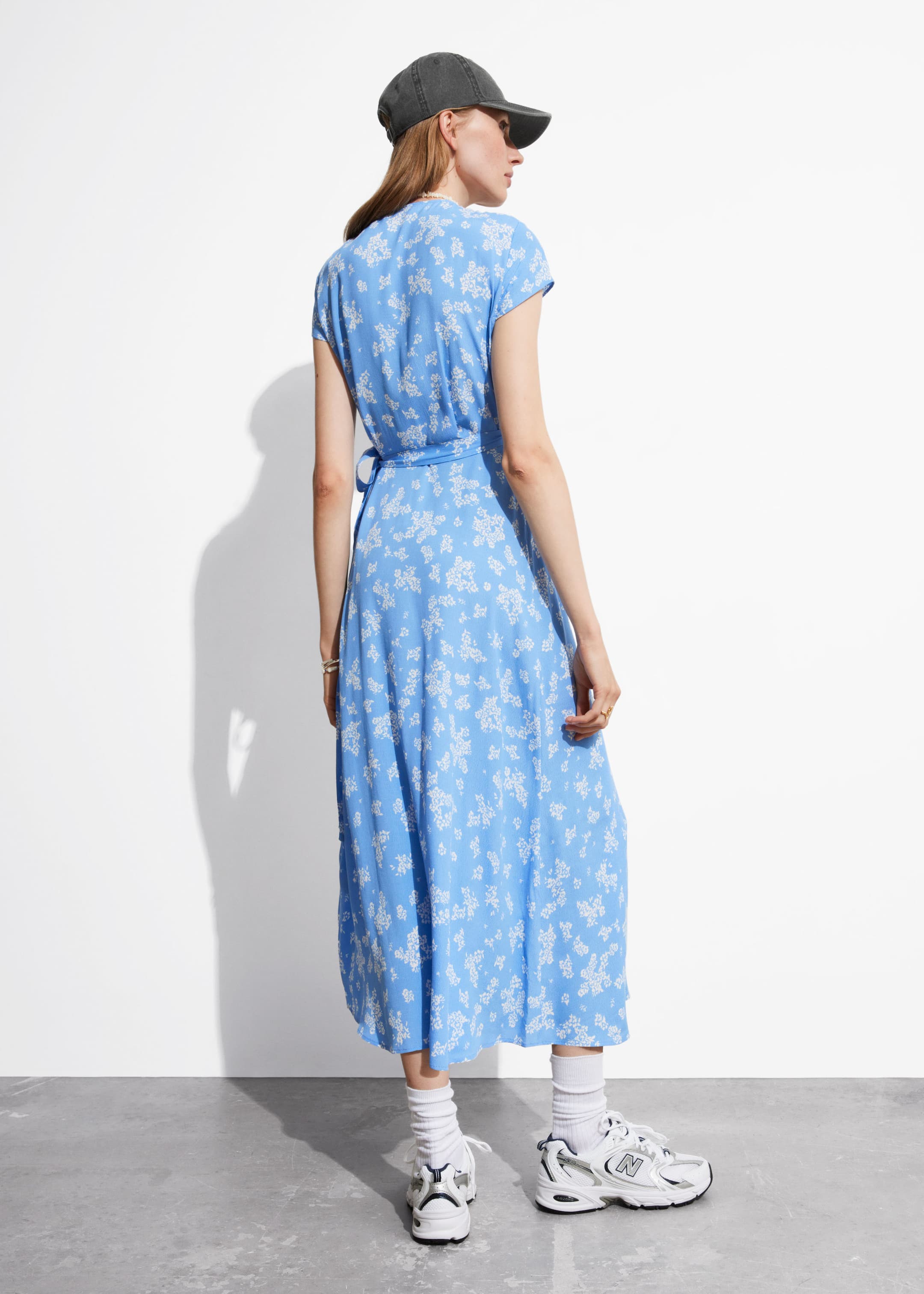 Robe midi portefeuille à motif - Imprimé bleu - Lookbook