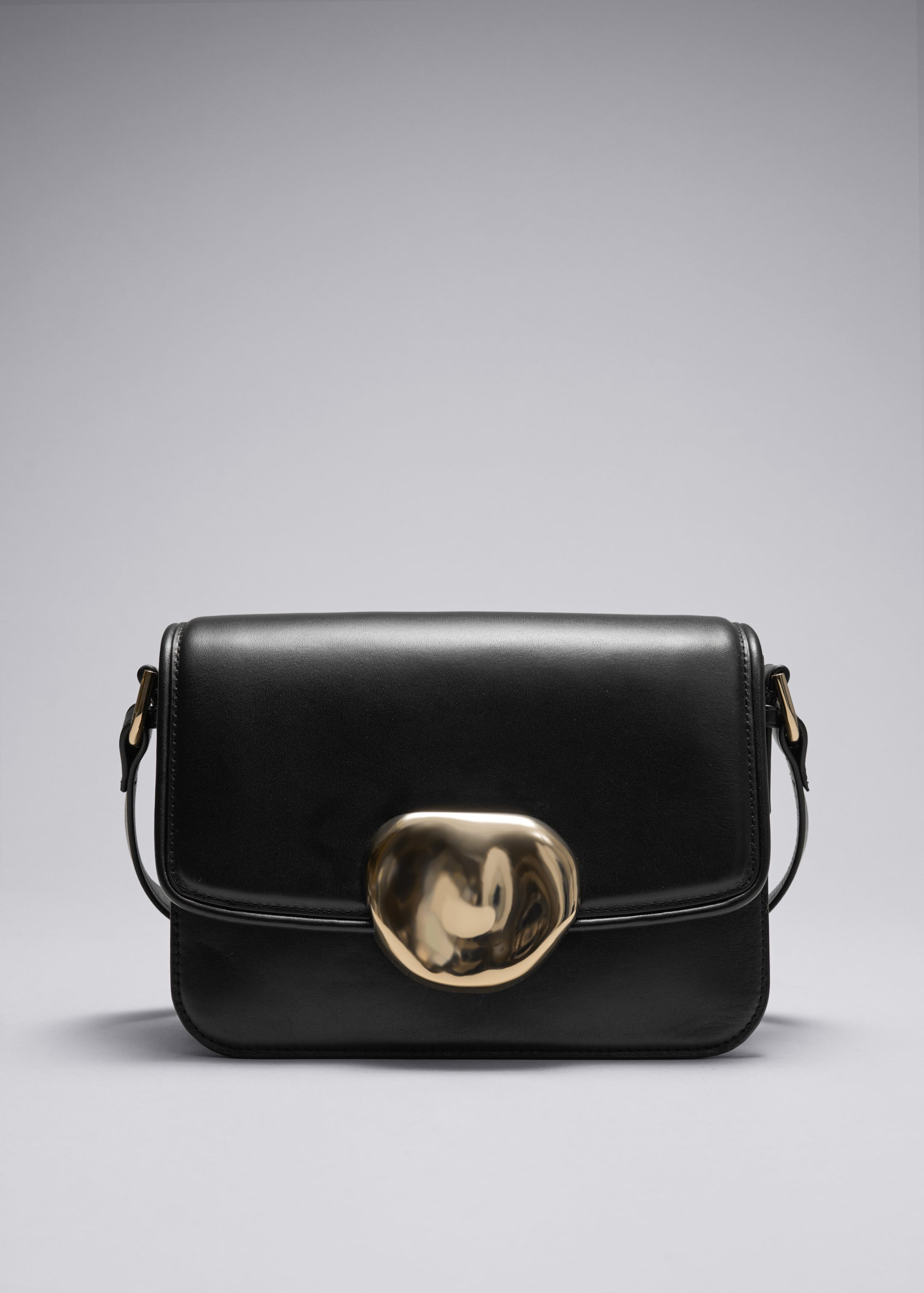 Image of Ledertasche mit skulpturaler Schnalle