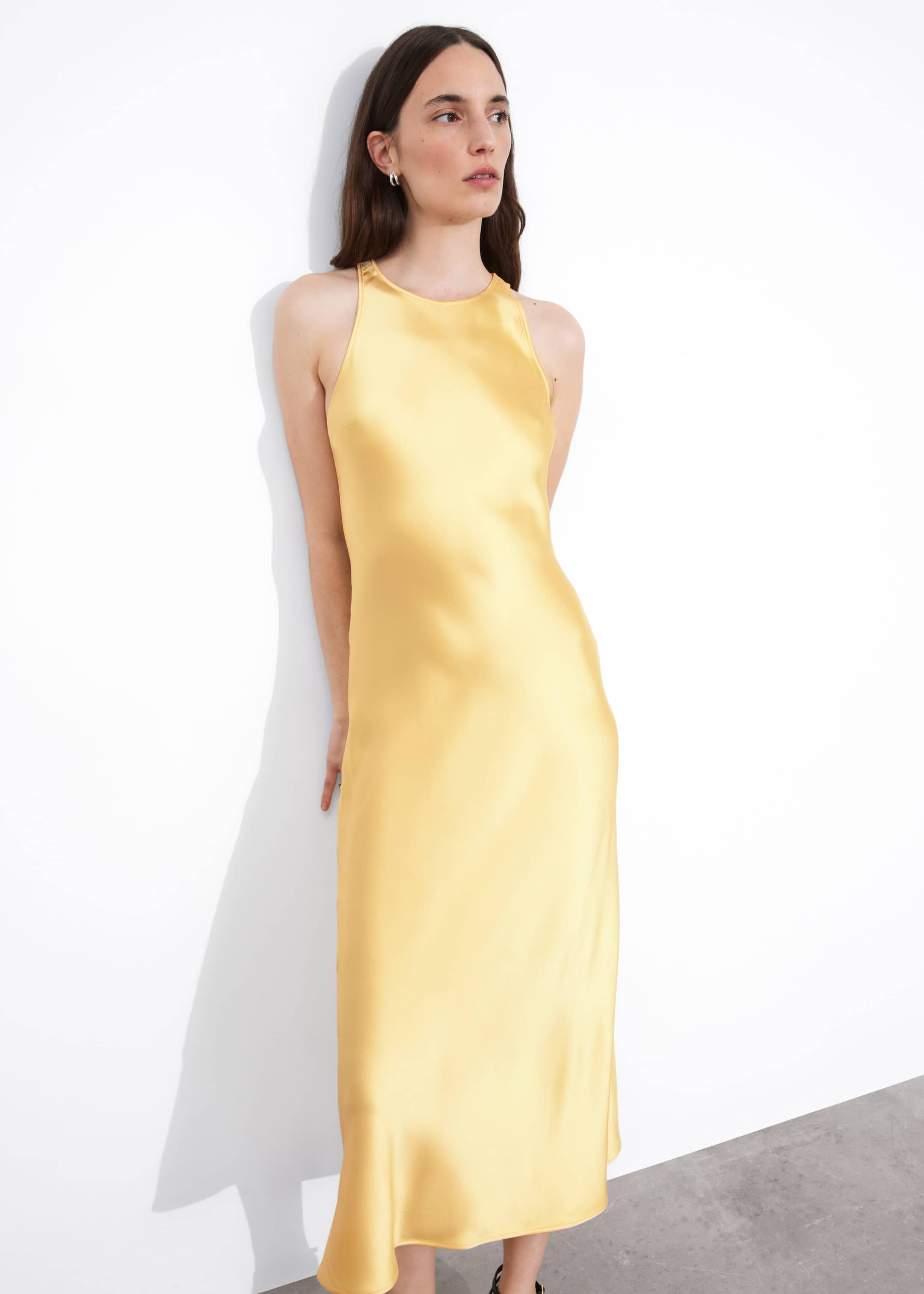 Robe midi ajustée en satin - Jaune - Lookbook