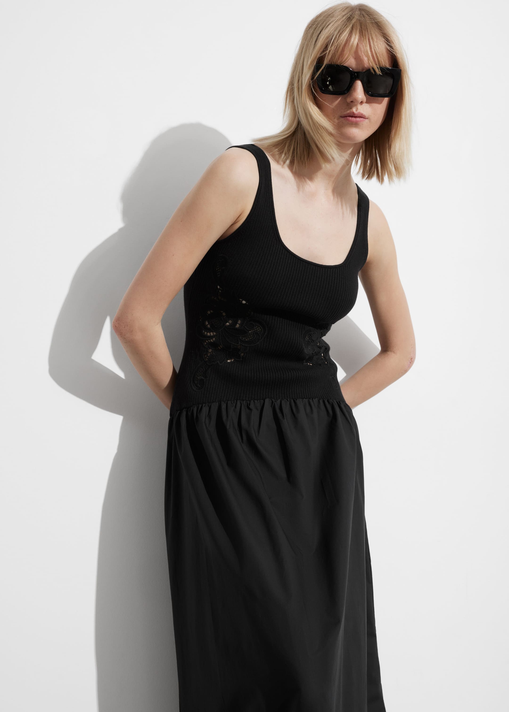 Robe débardeur midi brodée - Noir - Lookbook