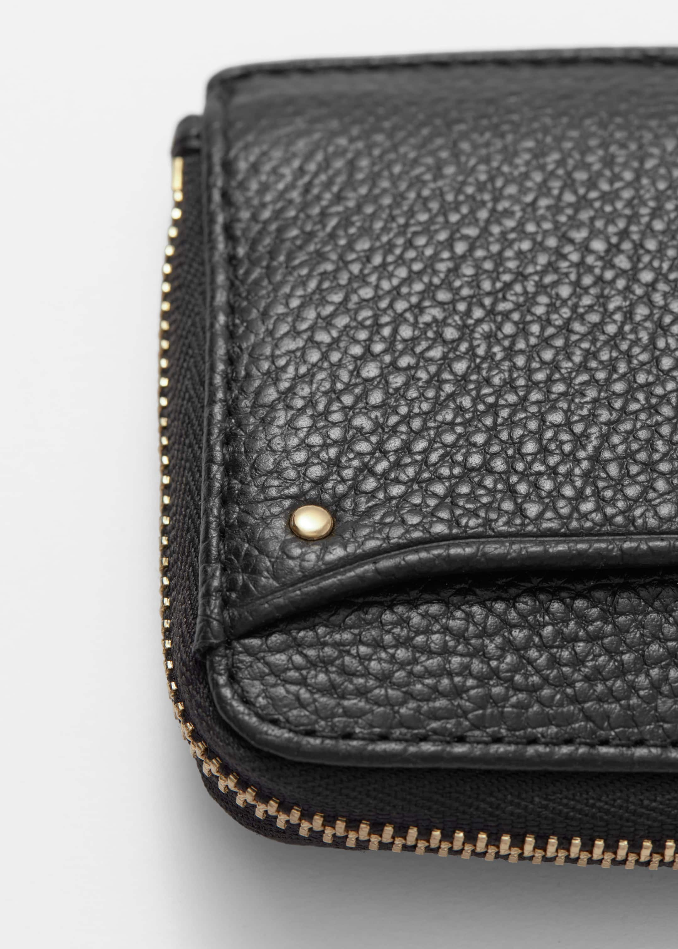 Classic Leather Wallet - {{variantName}} - Descriptive Detail