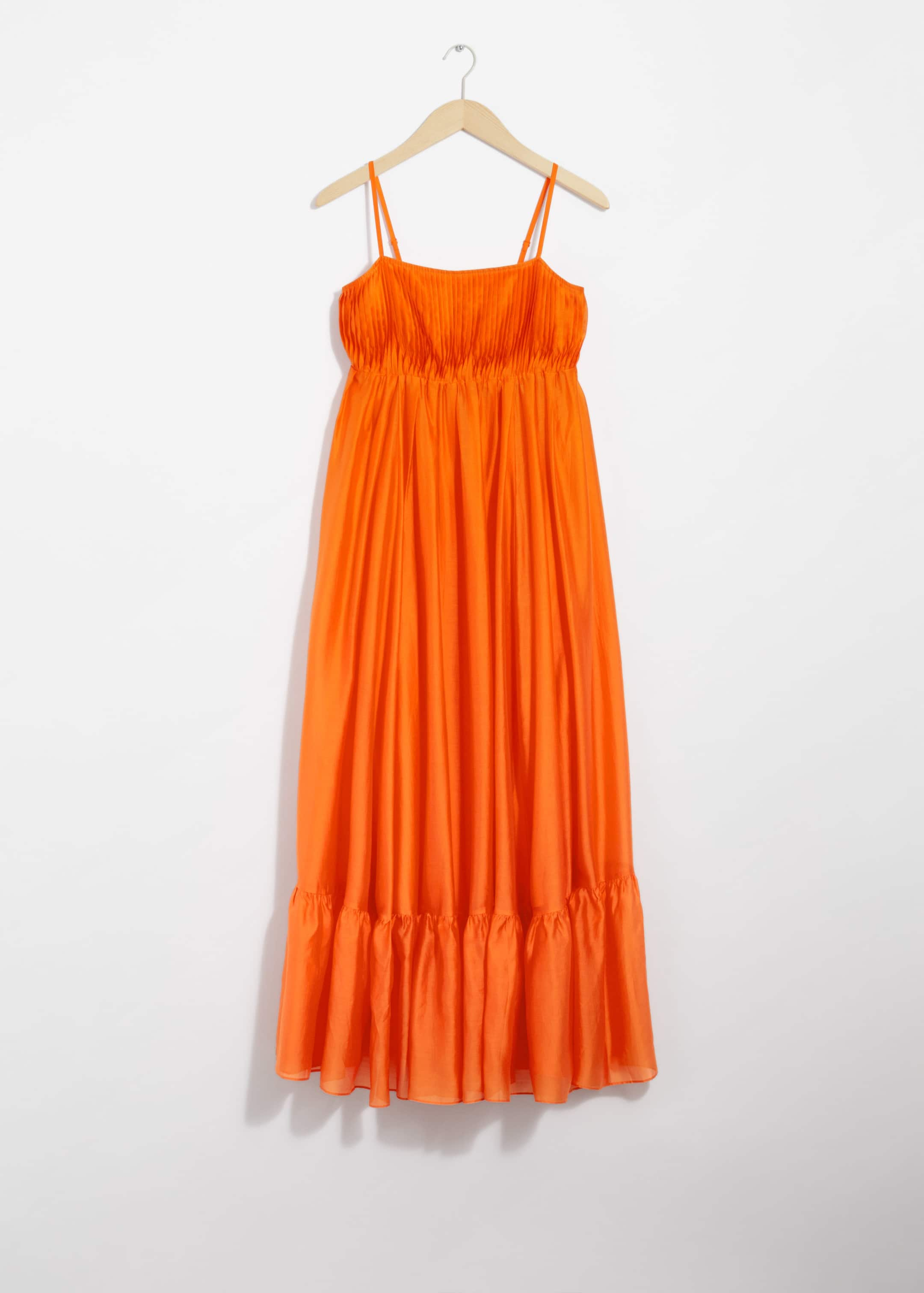 Gestuftes Midikleid mit schmalen Trägern - Orange - Stillleben