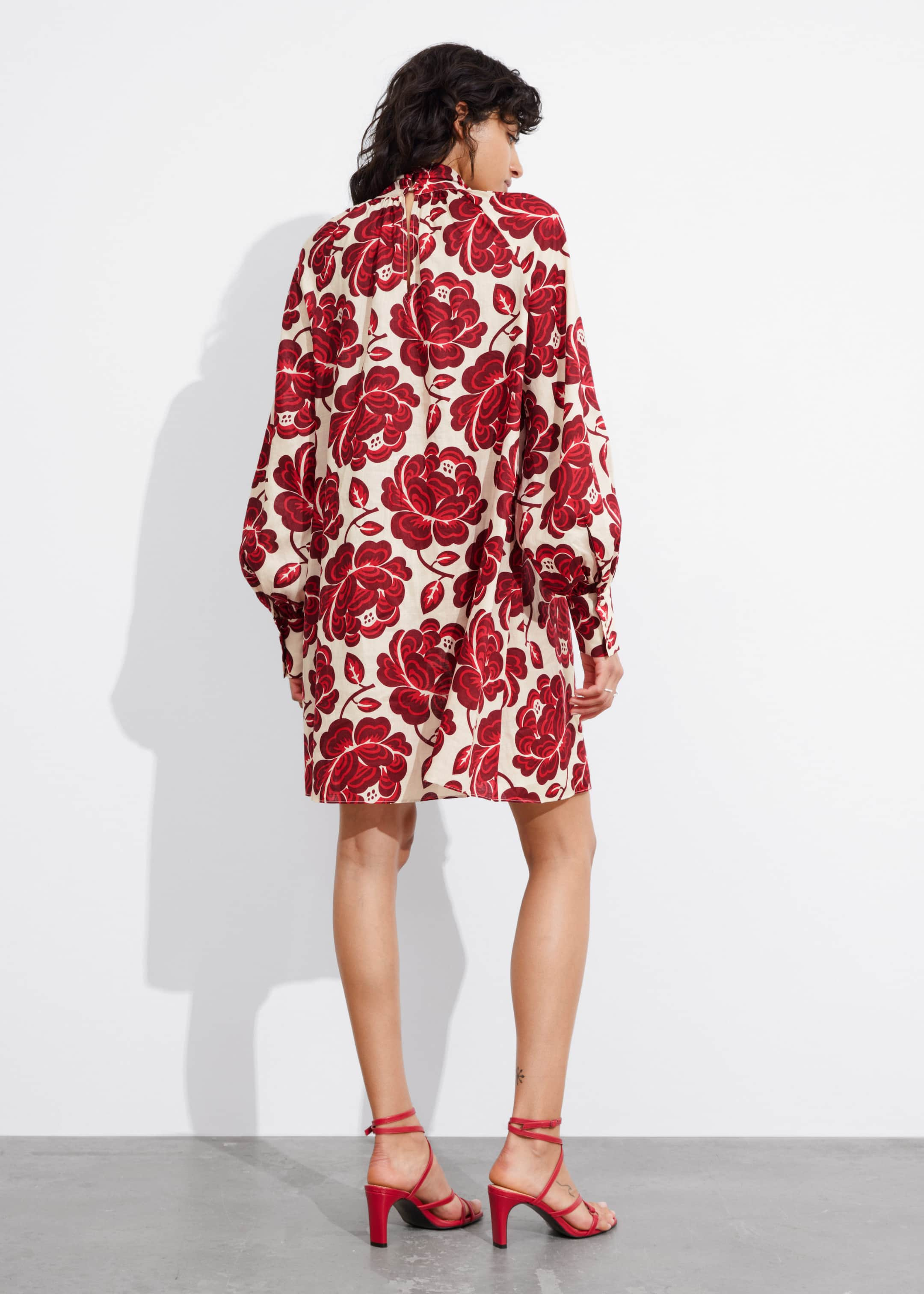 Robe courte avec lien à l’encolure - Motif fleuri rouge - Lookbook