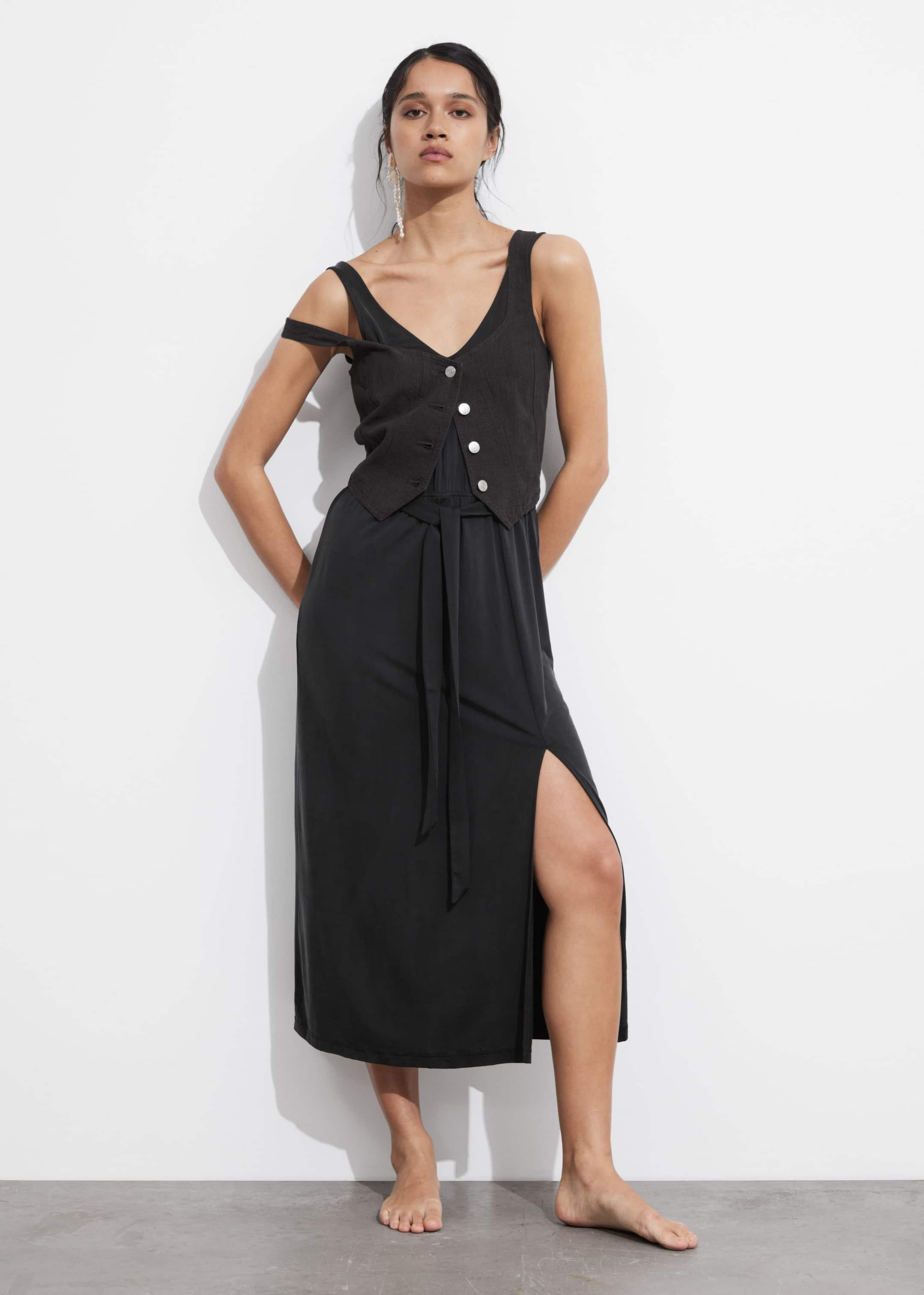 Robe midi à col en V en cupro - Noir - Lookbook