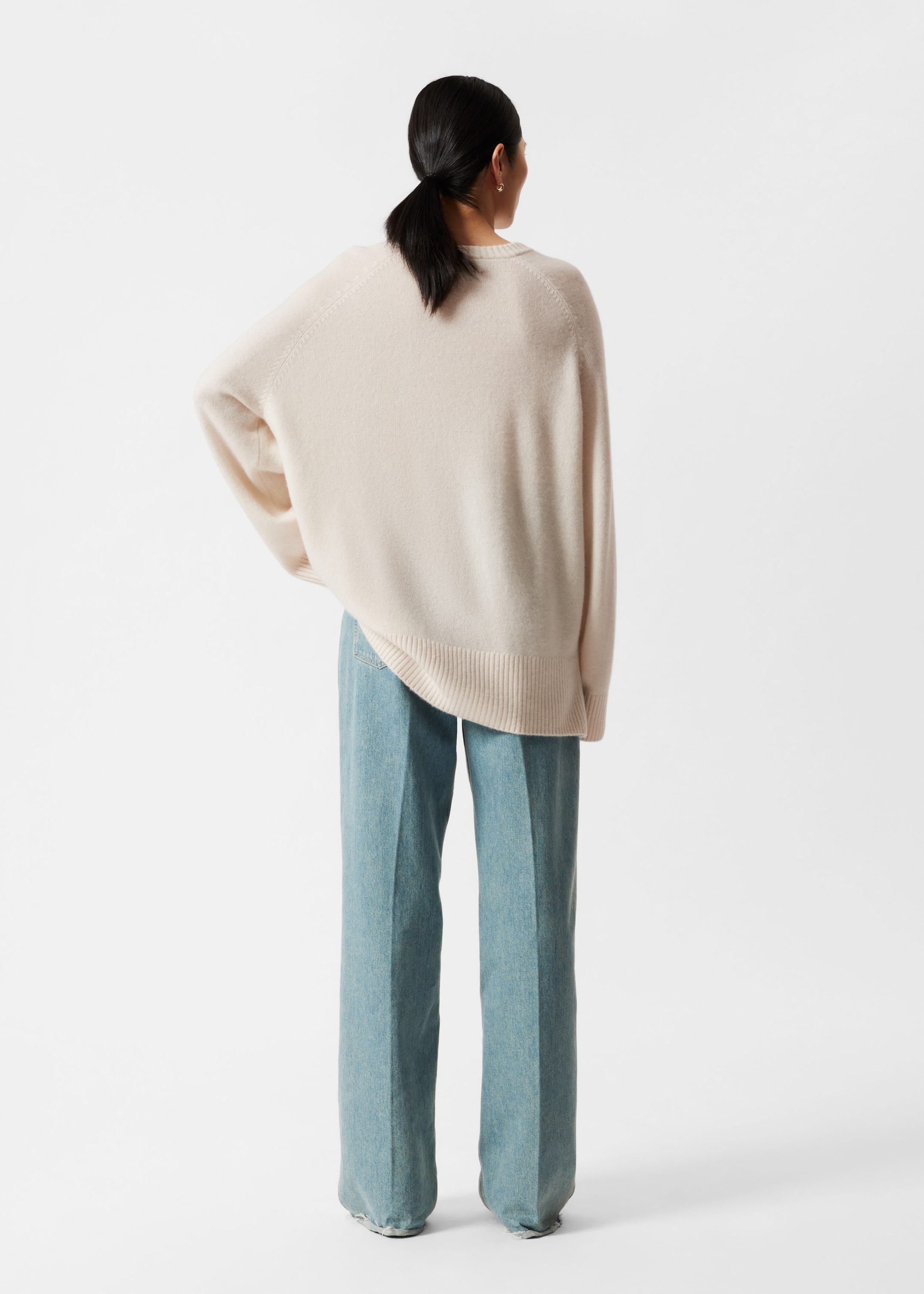 Pull en cachemire oversize - Couleur crème - Lookbook