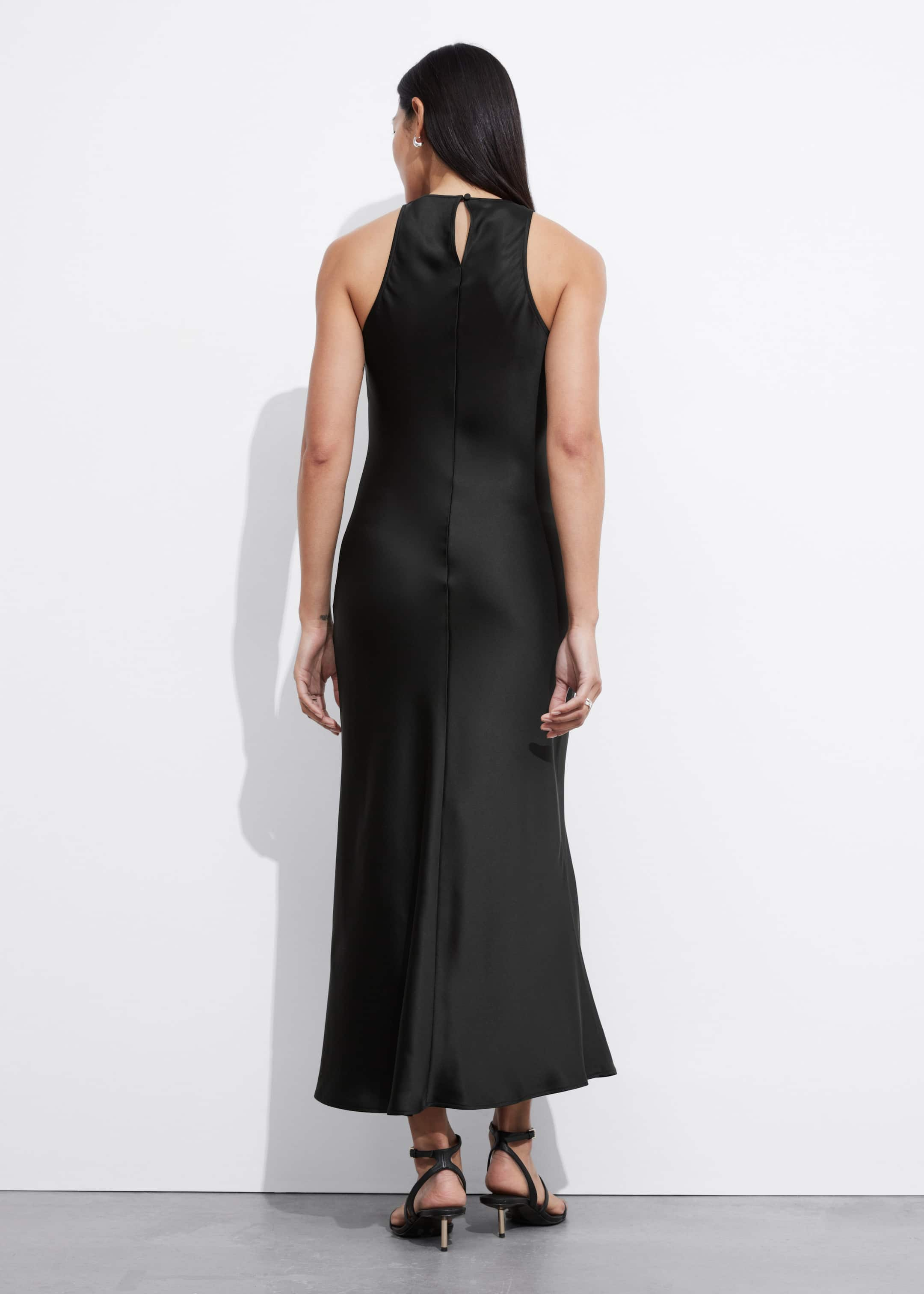 Robe midi en satin sans manches - Noir - Lookbook