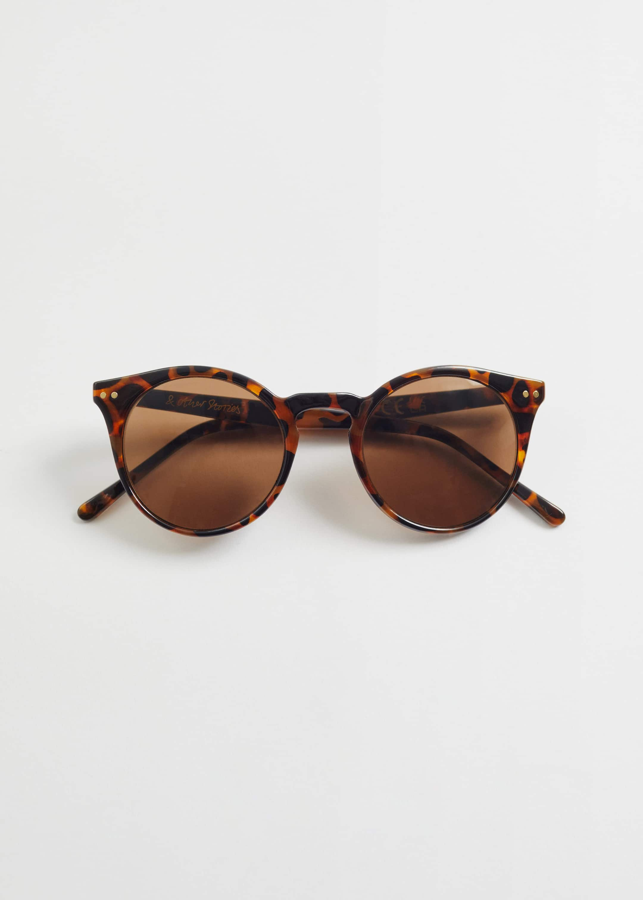 Round Classic Sunglasses - Ecru - Still Life