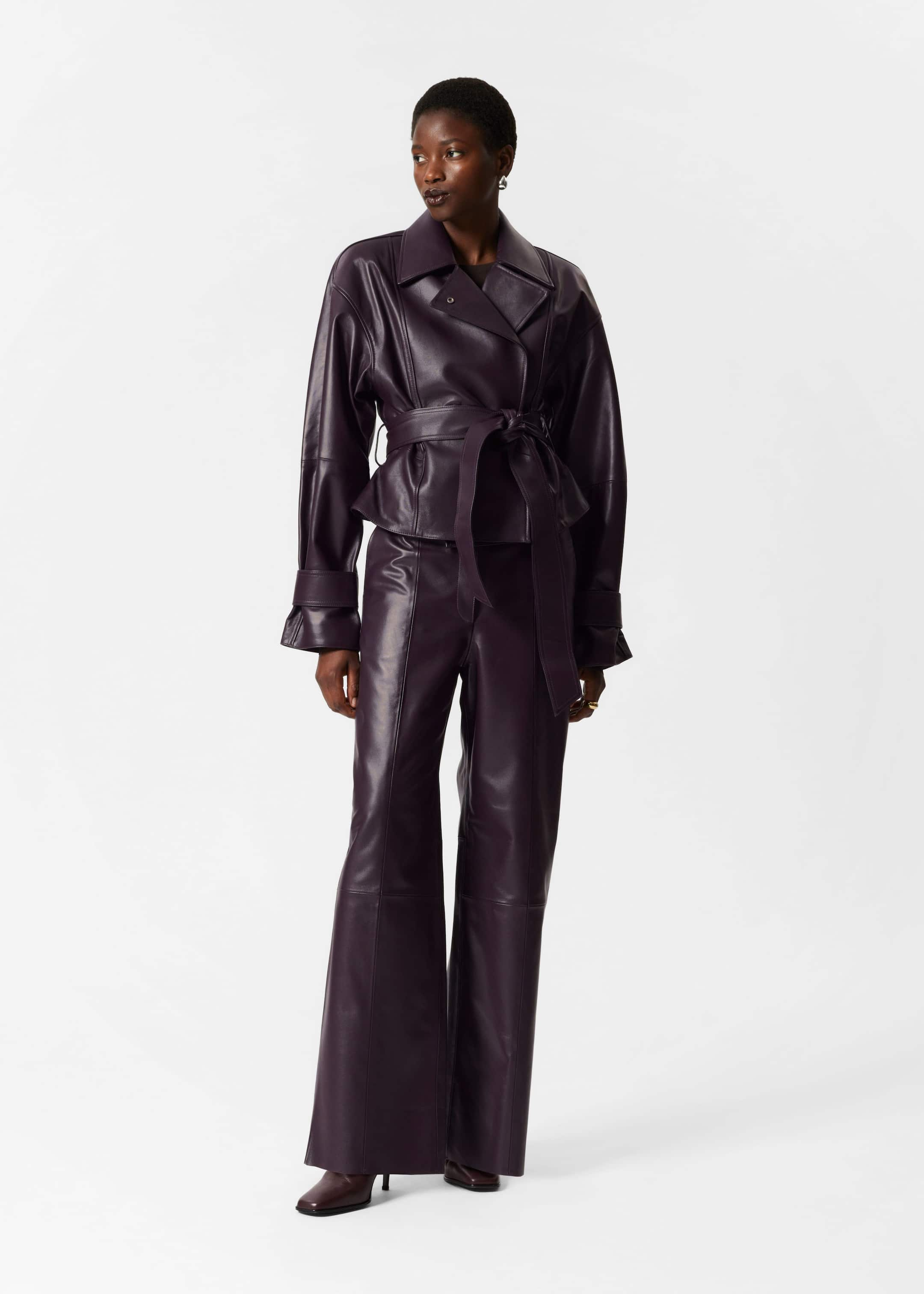 Veste ceinturée en cuir - Violet foncé - Lookbook