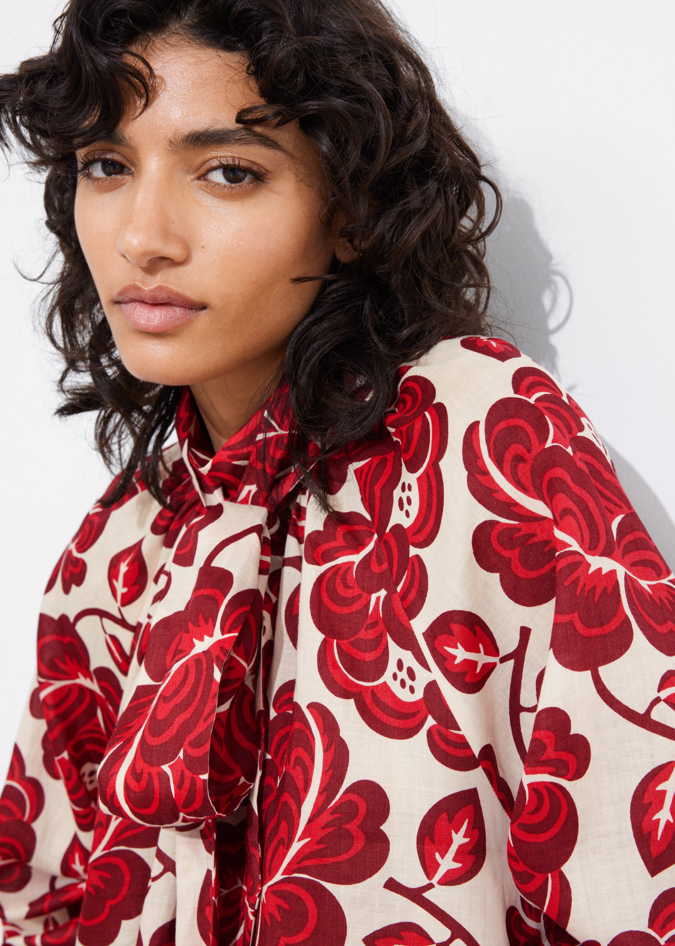 Robe courte avec lien à l’encolure - Motif fleuri rouge - Lookbook