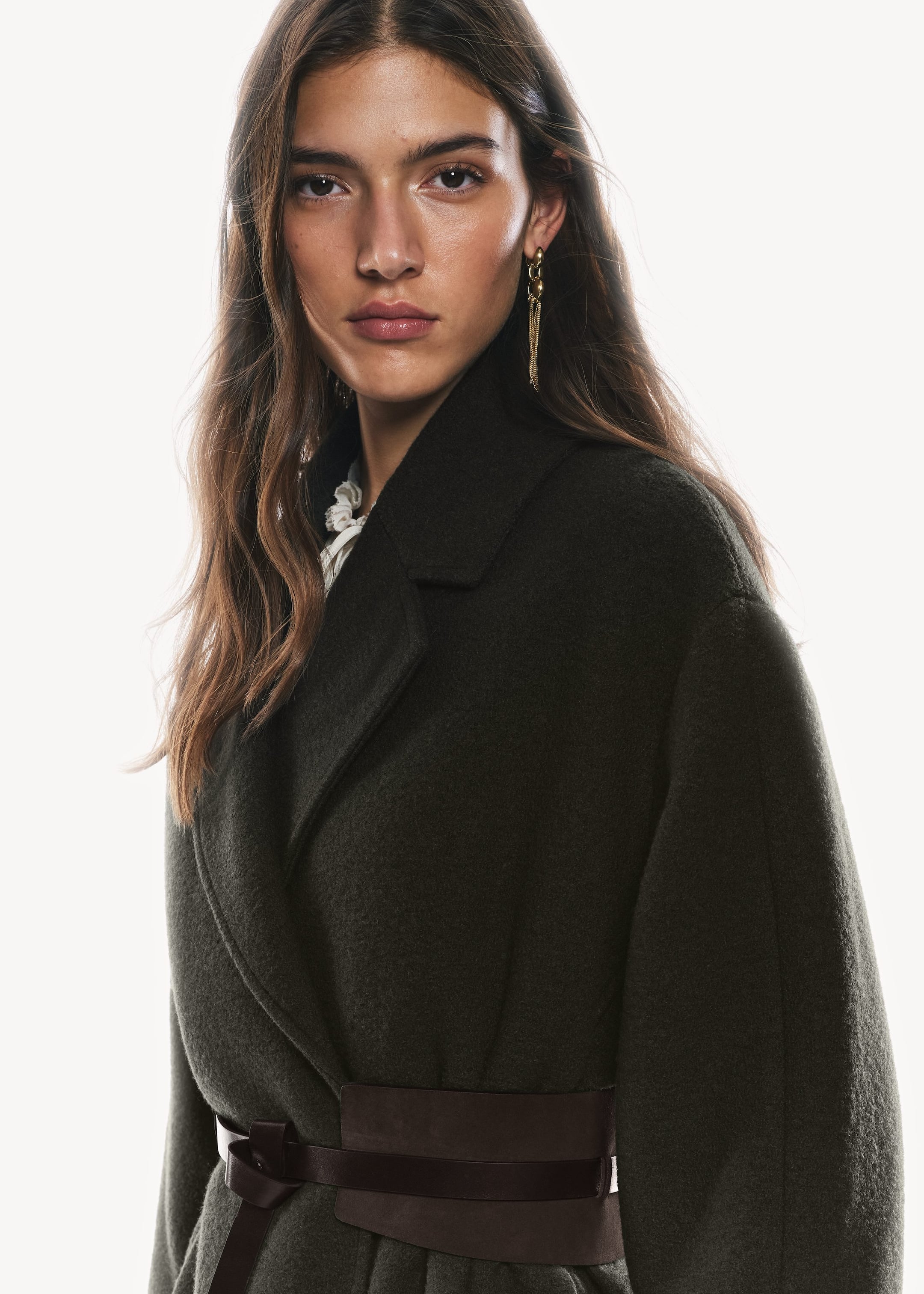 Image of Manteau volumineux en laine avec ceinture