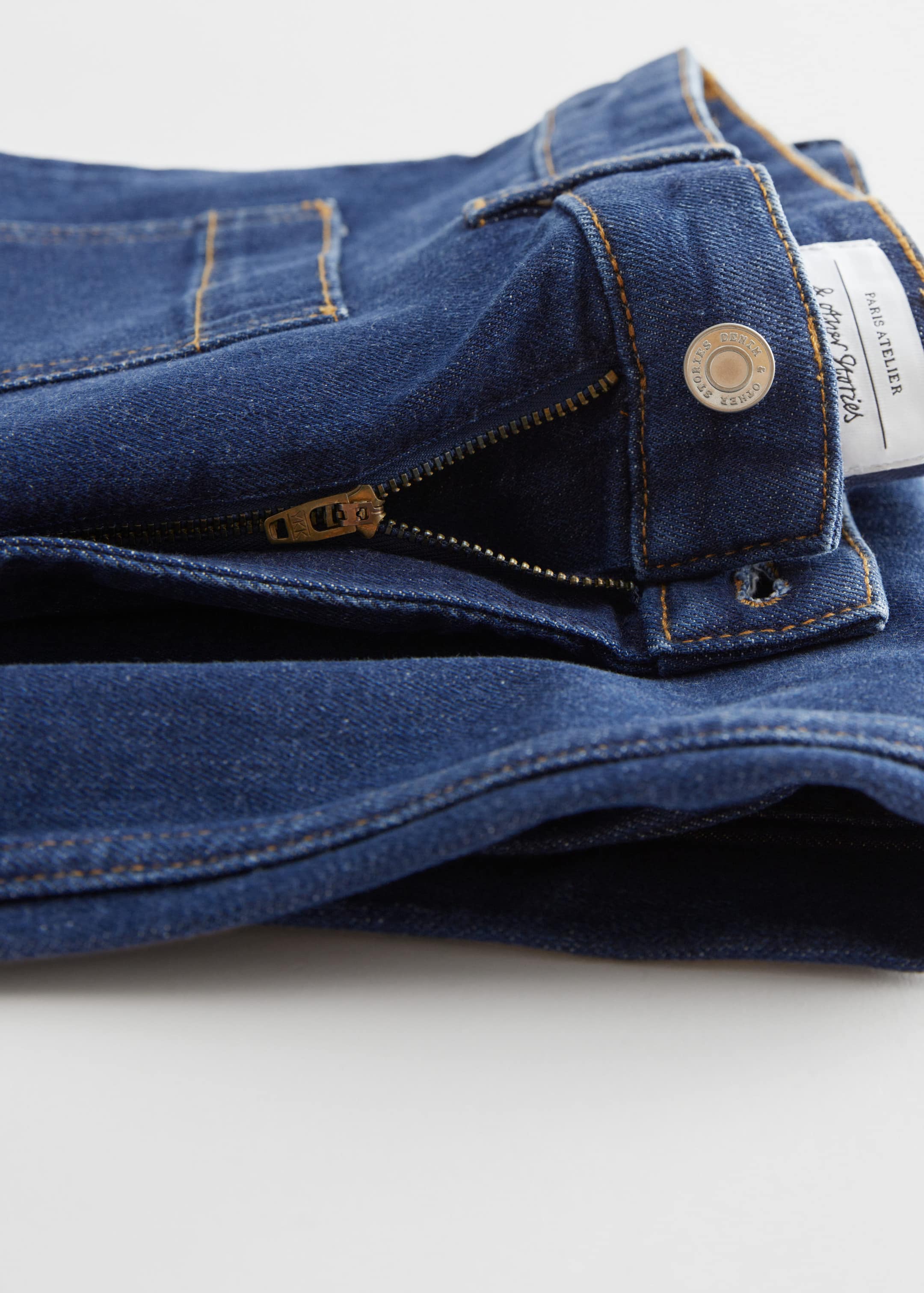 Flared Jeans - {{variantName}} - Descriptive Detail