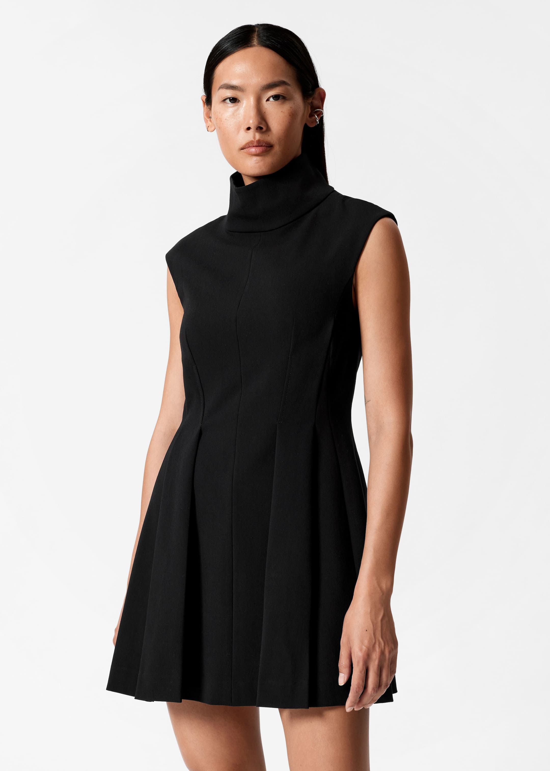 Robe courte plissée à col roulé - Noir - Lookbook