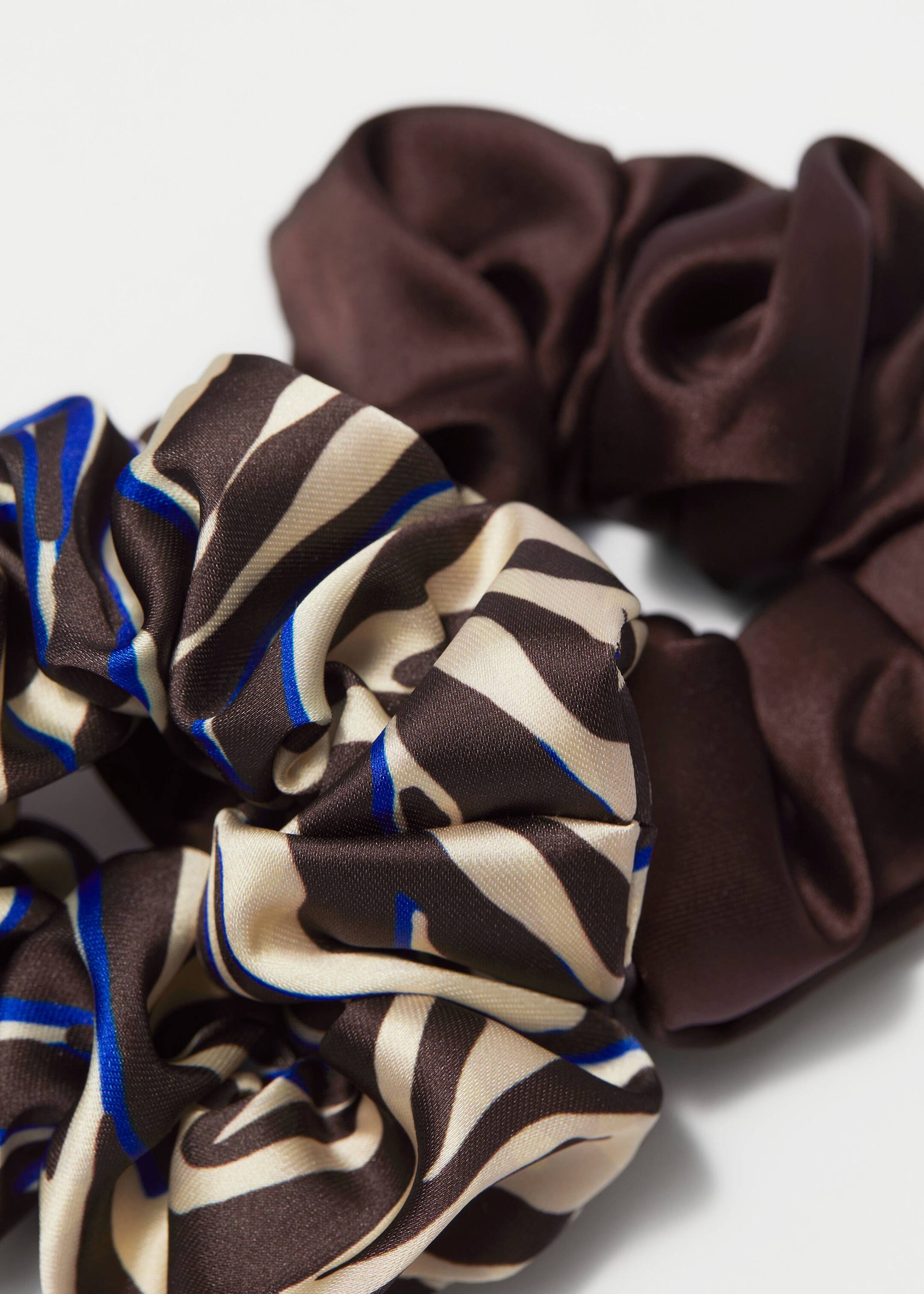 Satin-Scrunchie 2er-Pack - {{variantName}} - Beschreibendes Detail