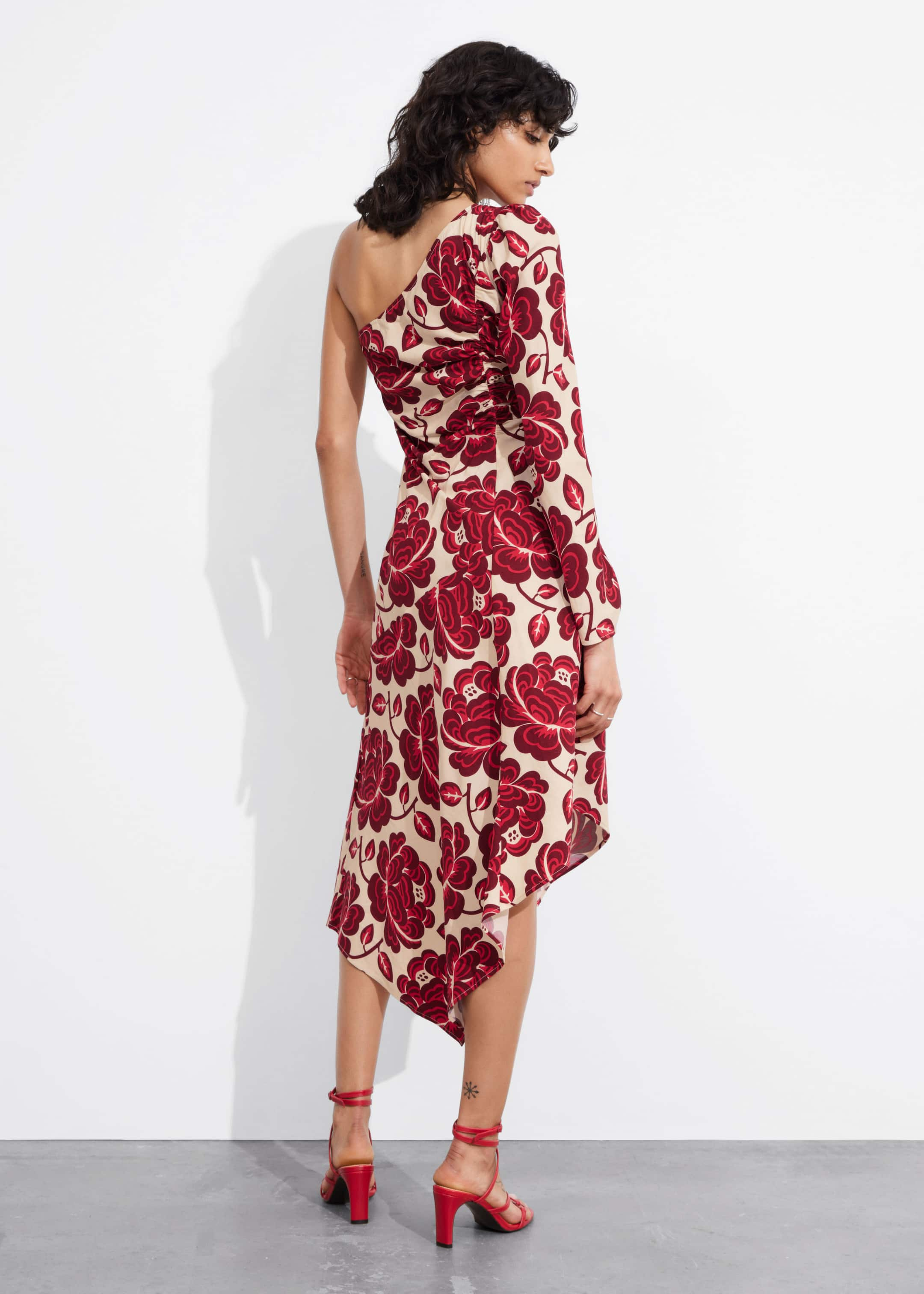 Robe midi asymétrique - Motif fleuri rouge - Lookbook