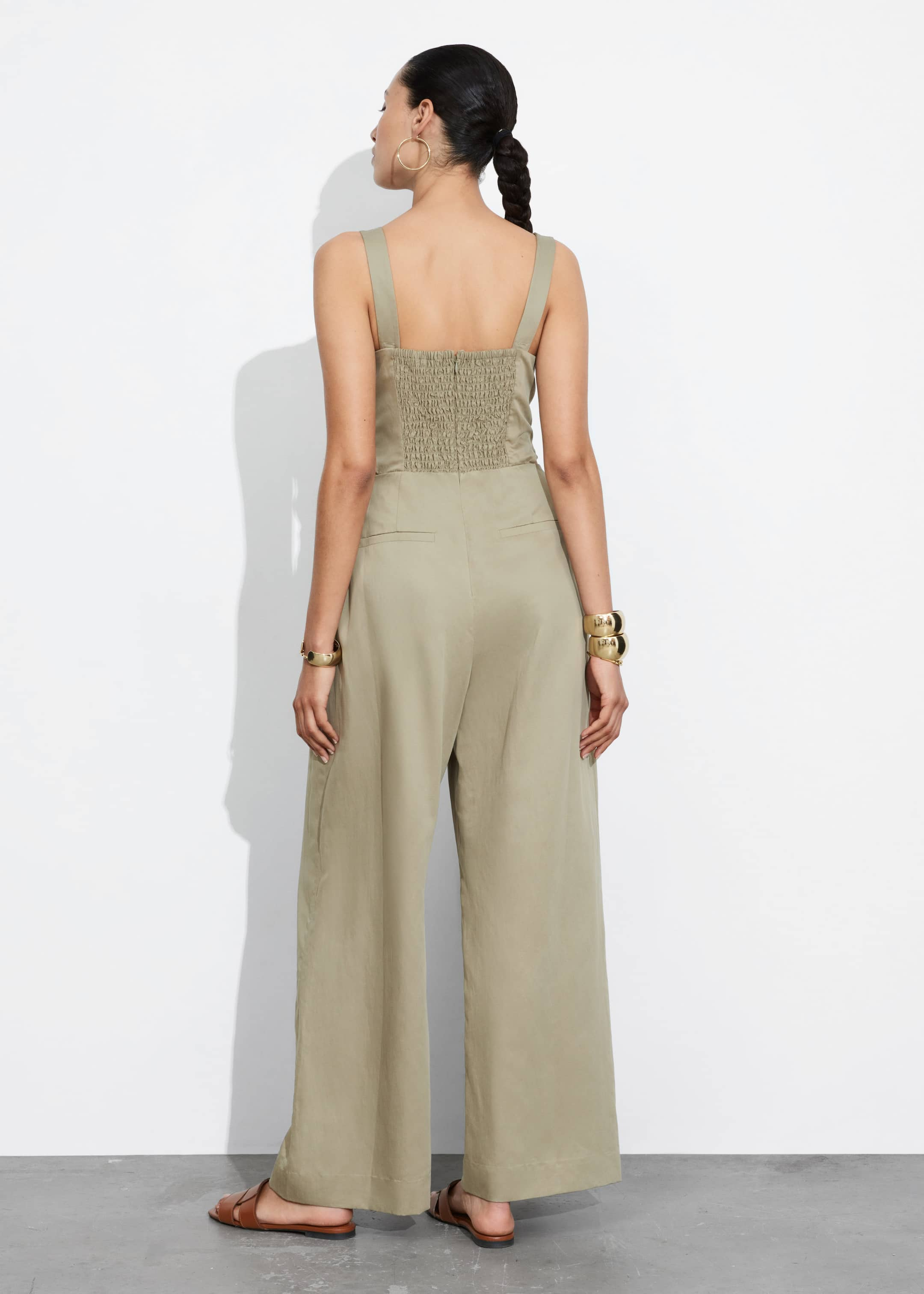 Ärmelloser Jumpsuit mit Cut-outs - Khaki - Lookbook