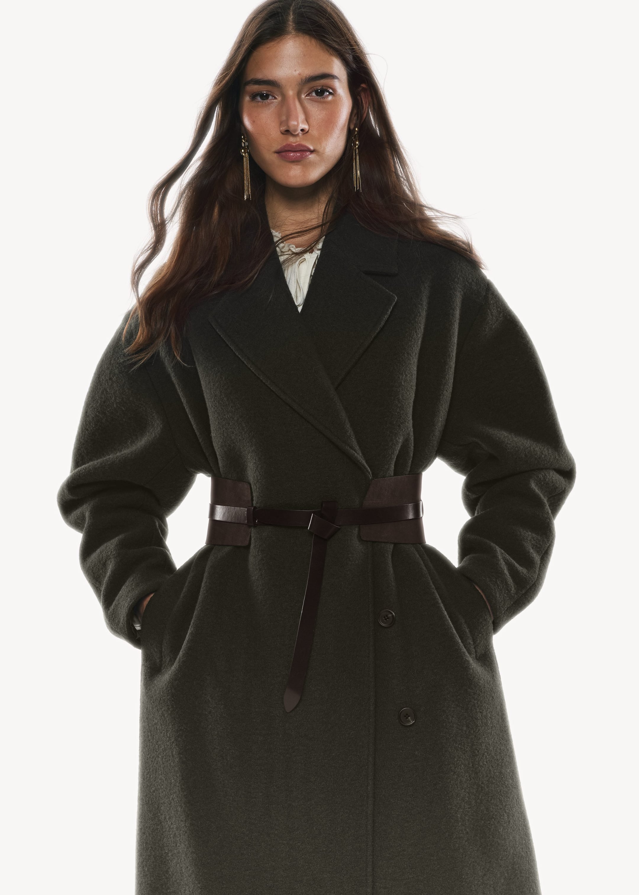 Image of Manteau volumineux en laine avec ceinture