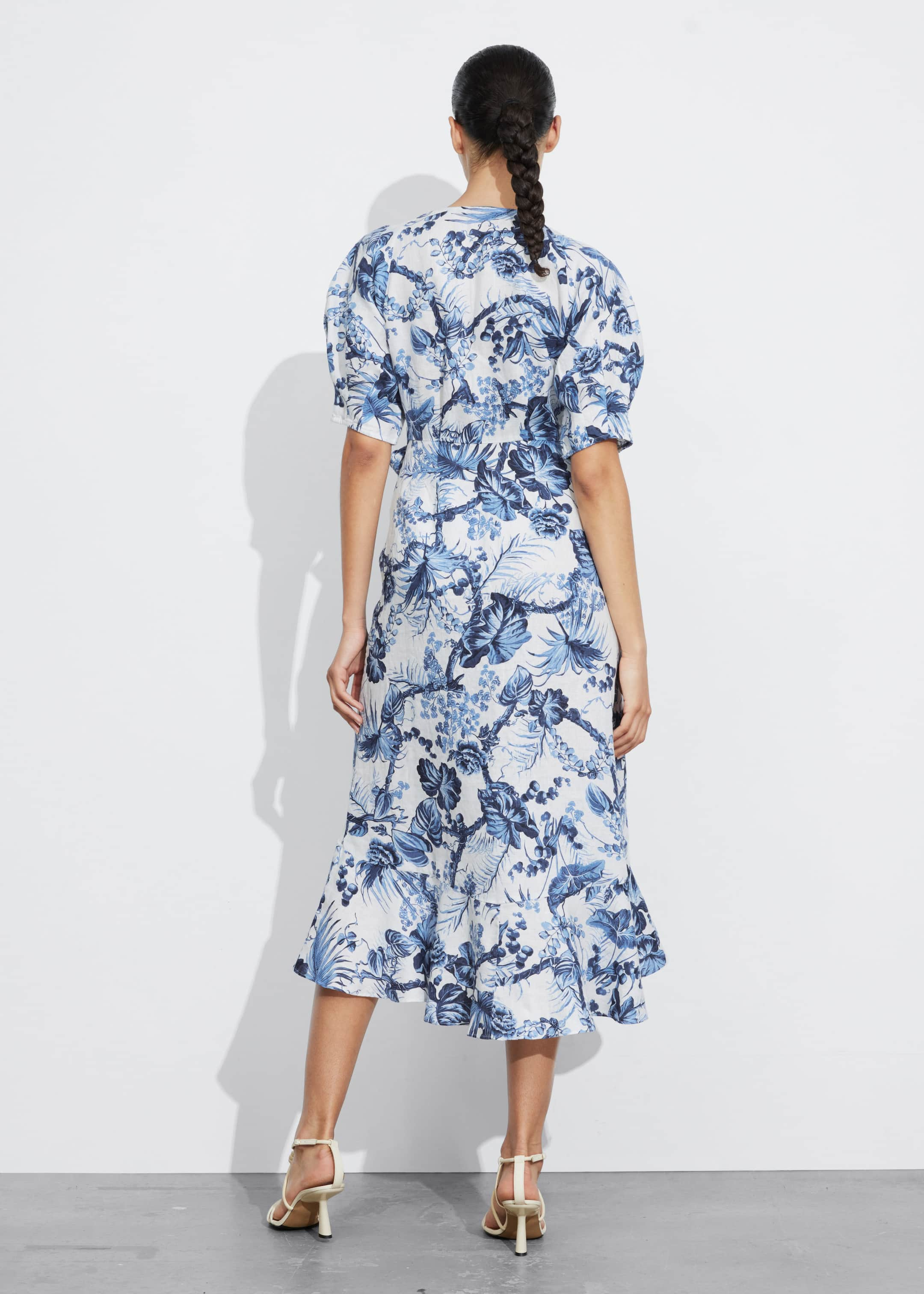 Robe portefeuille midi en lin - Imprimé floral bleu - Lookbook