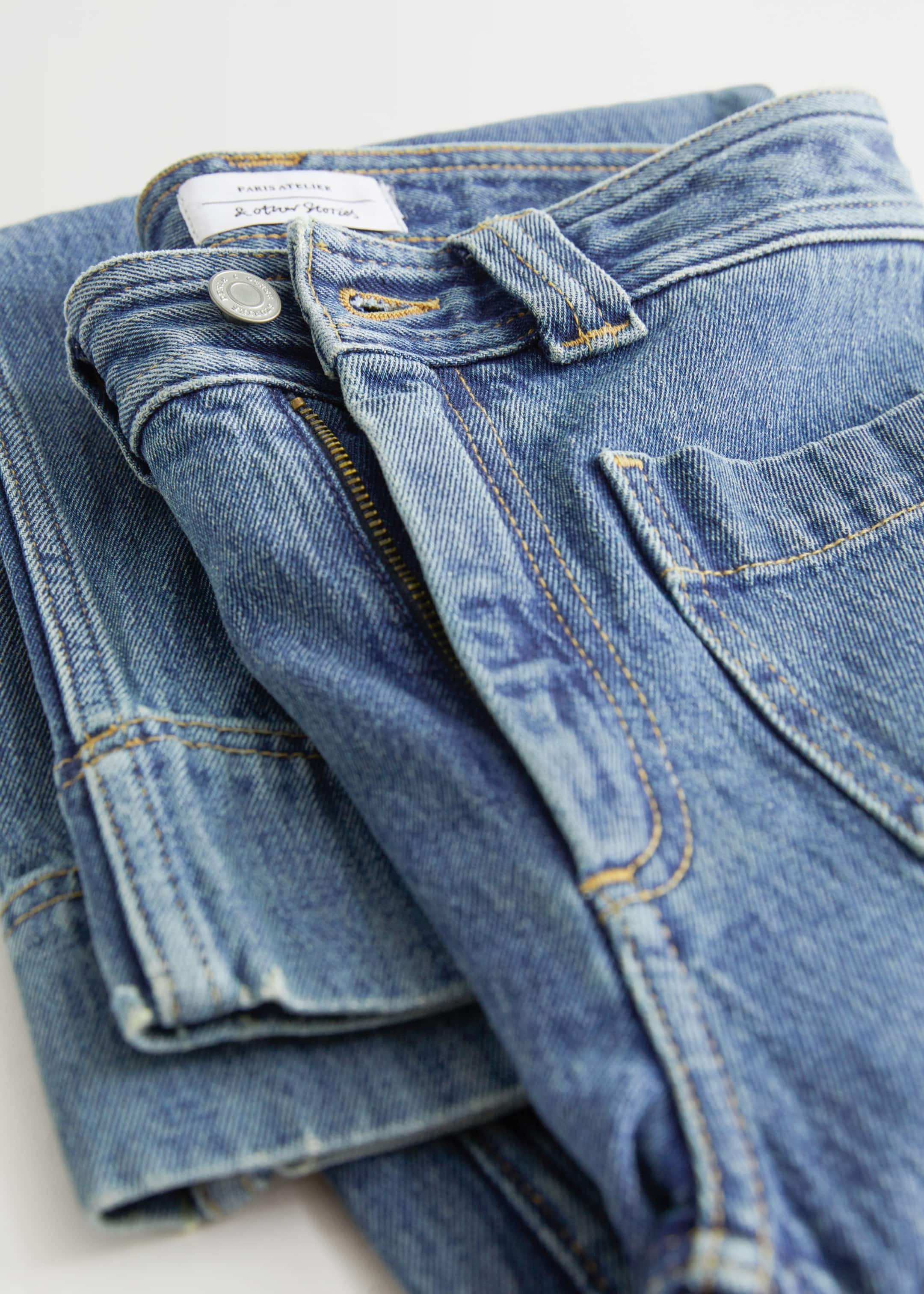 Ausgestellte Jeans mit aufgesetzten Taschen - {{variantName}} - Beschreibendes Detail