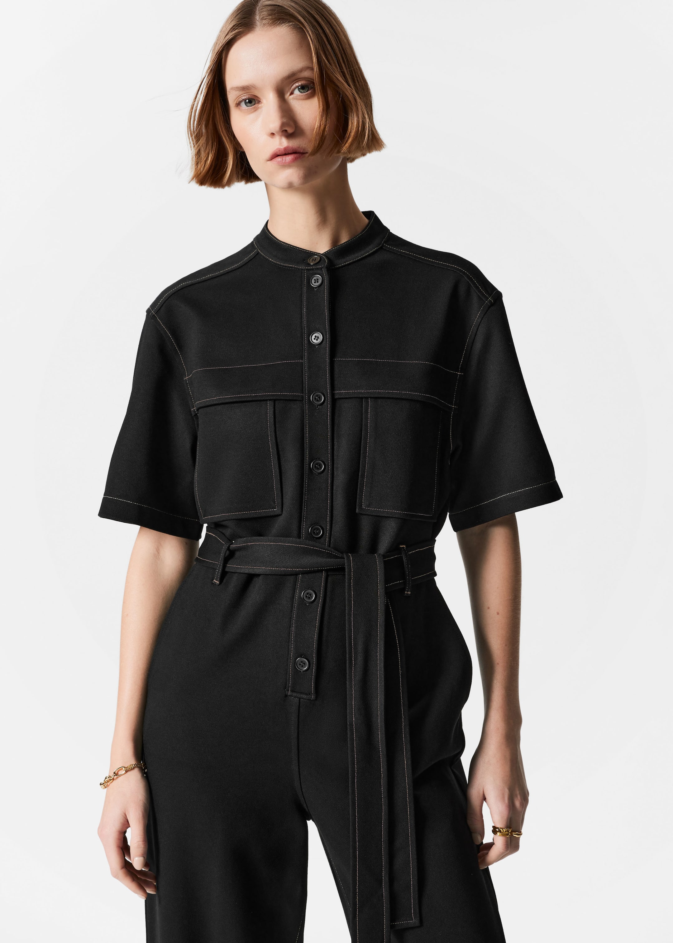 Kurzärmliger Utility-Jumpsuit - Schwarz - Lookbook