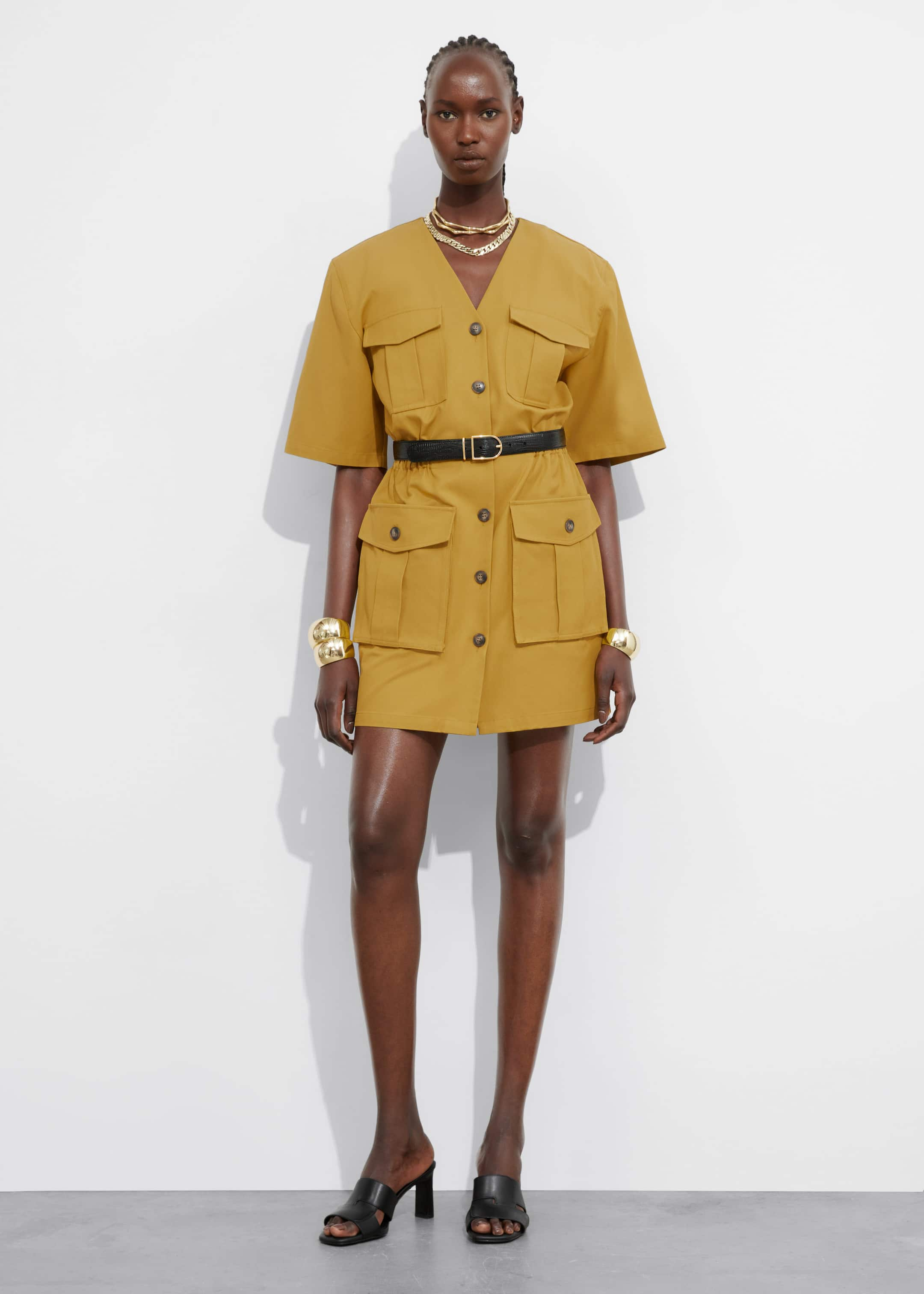 Kurzärmliges Utility-Minikleid - Mustard - Lookbook