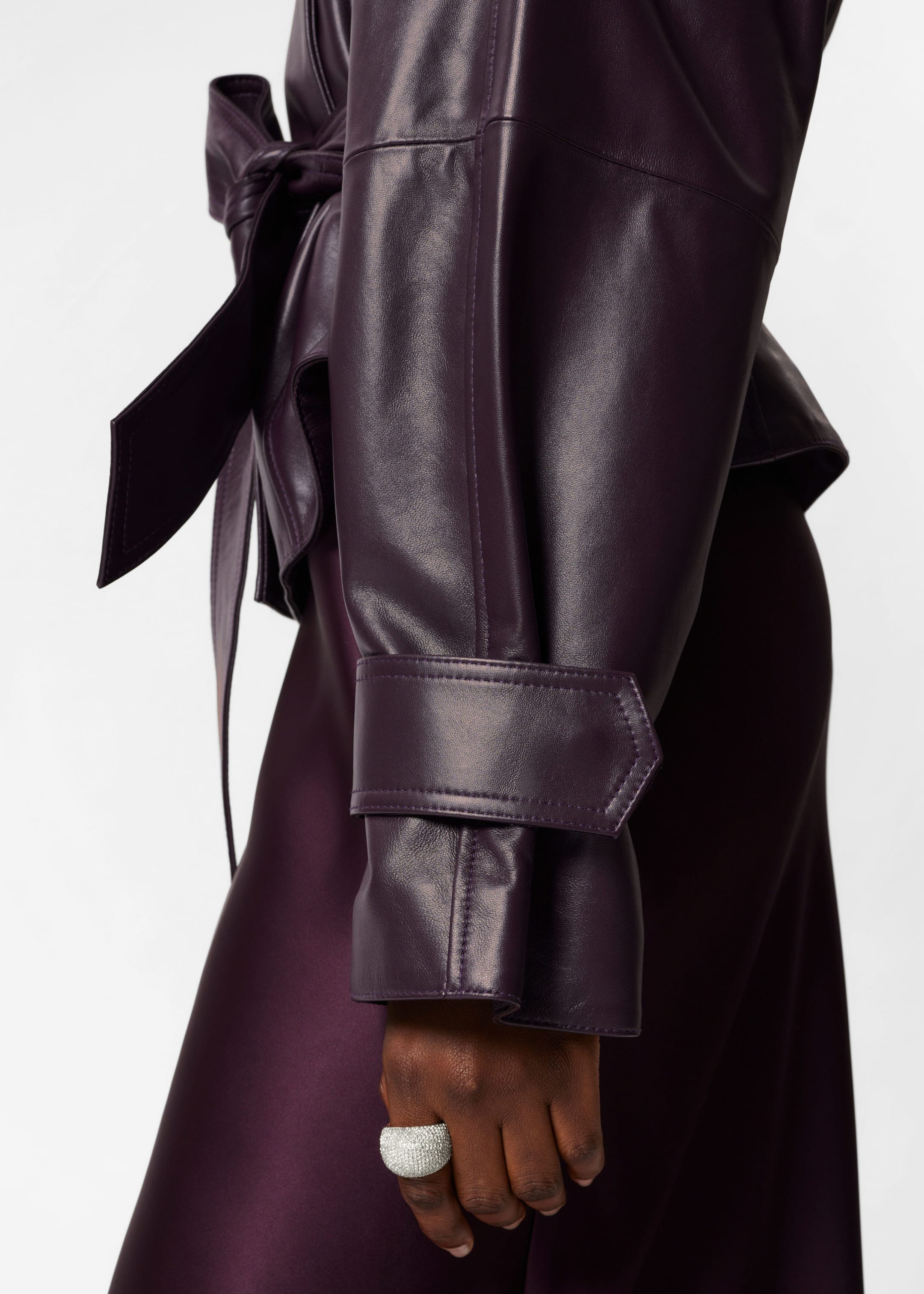 Veste ceinturée en cuir - Violet foncé - Lookbook