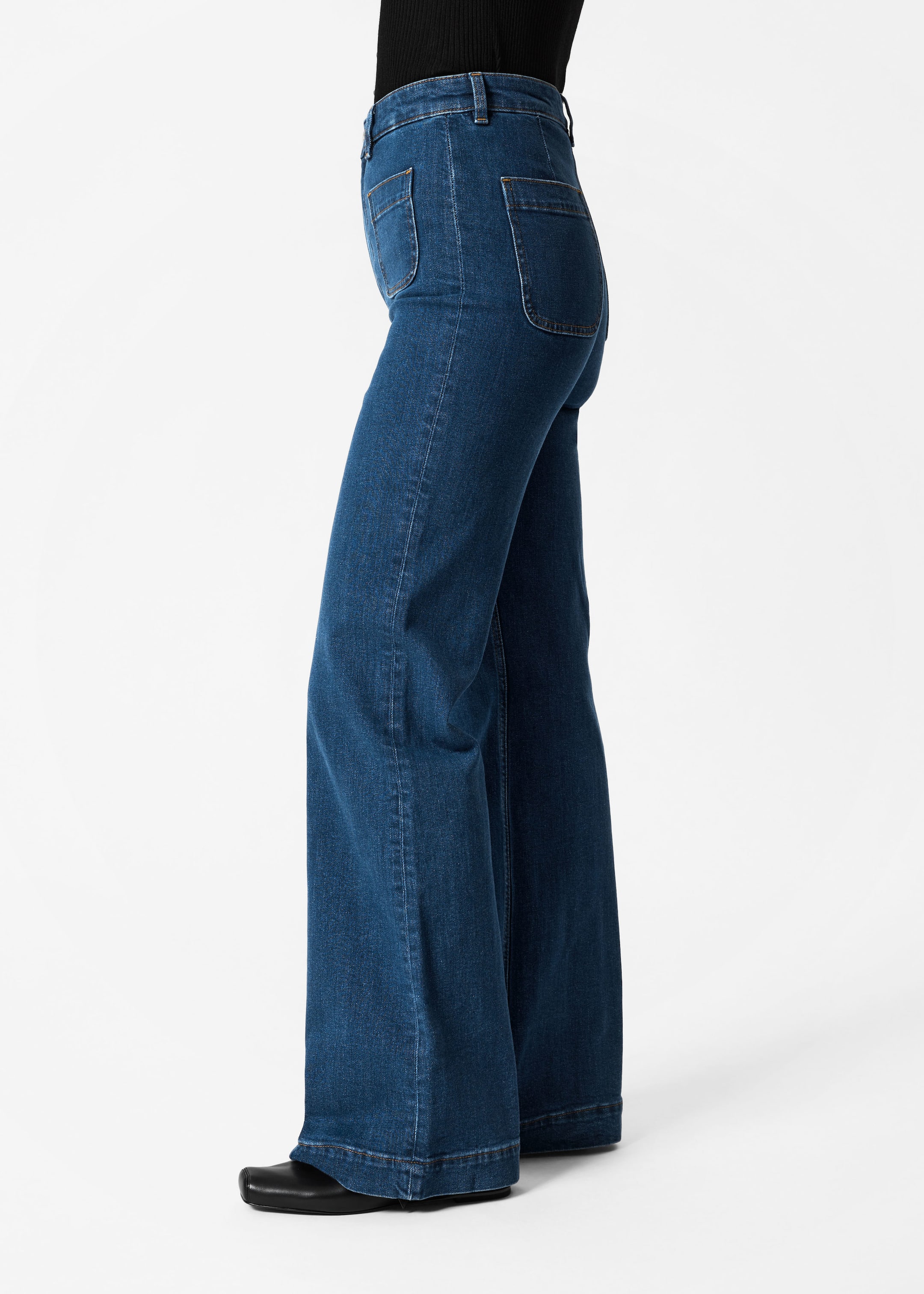 Flared Jeans - Mid Blue - Lookbook