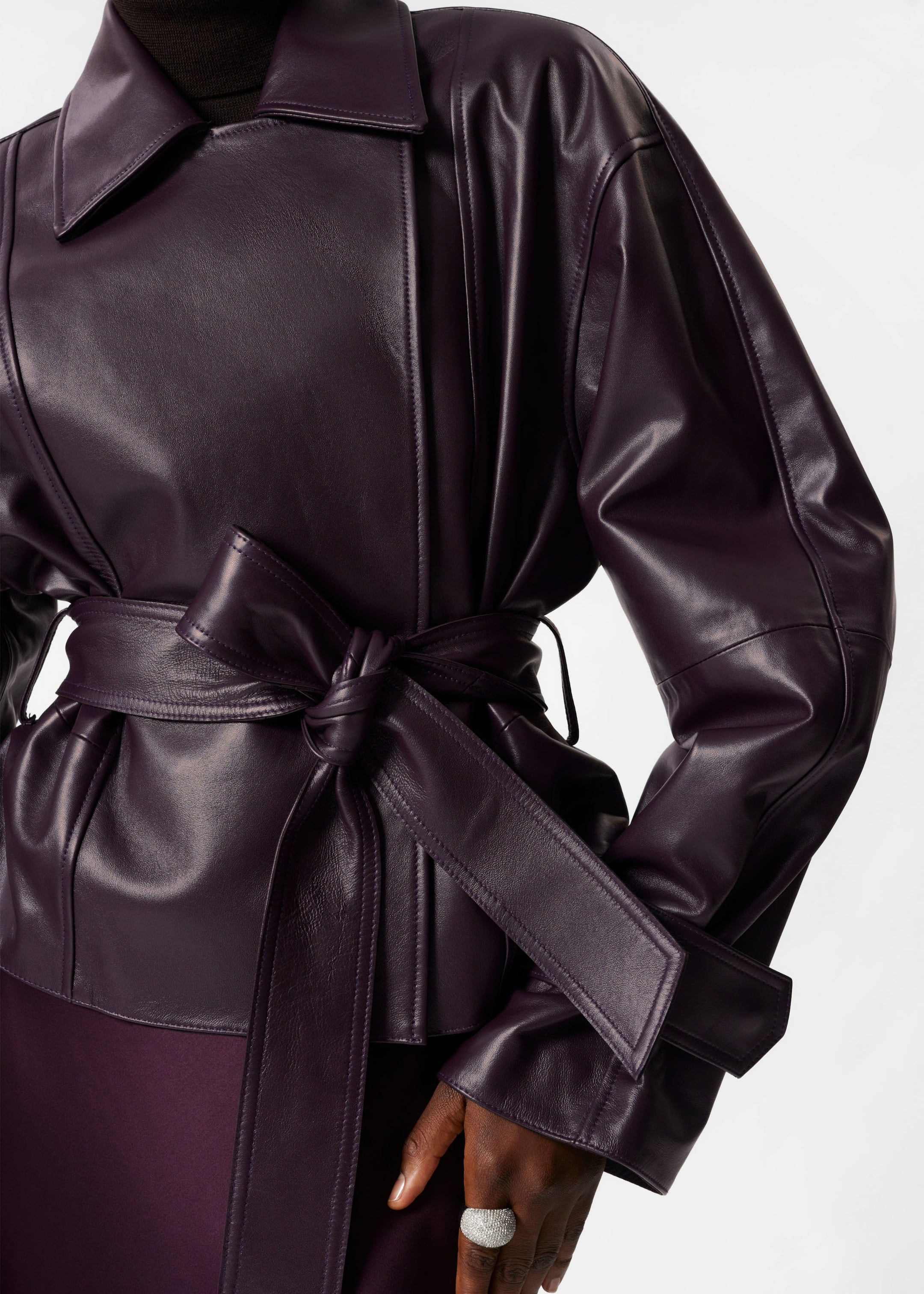 Veste ceinturée en cuir - Violet foncé - Lookbook