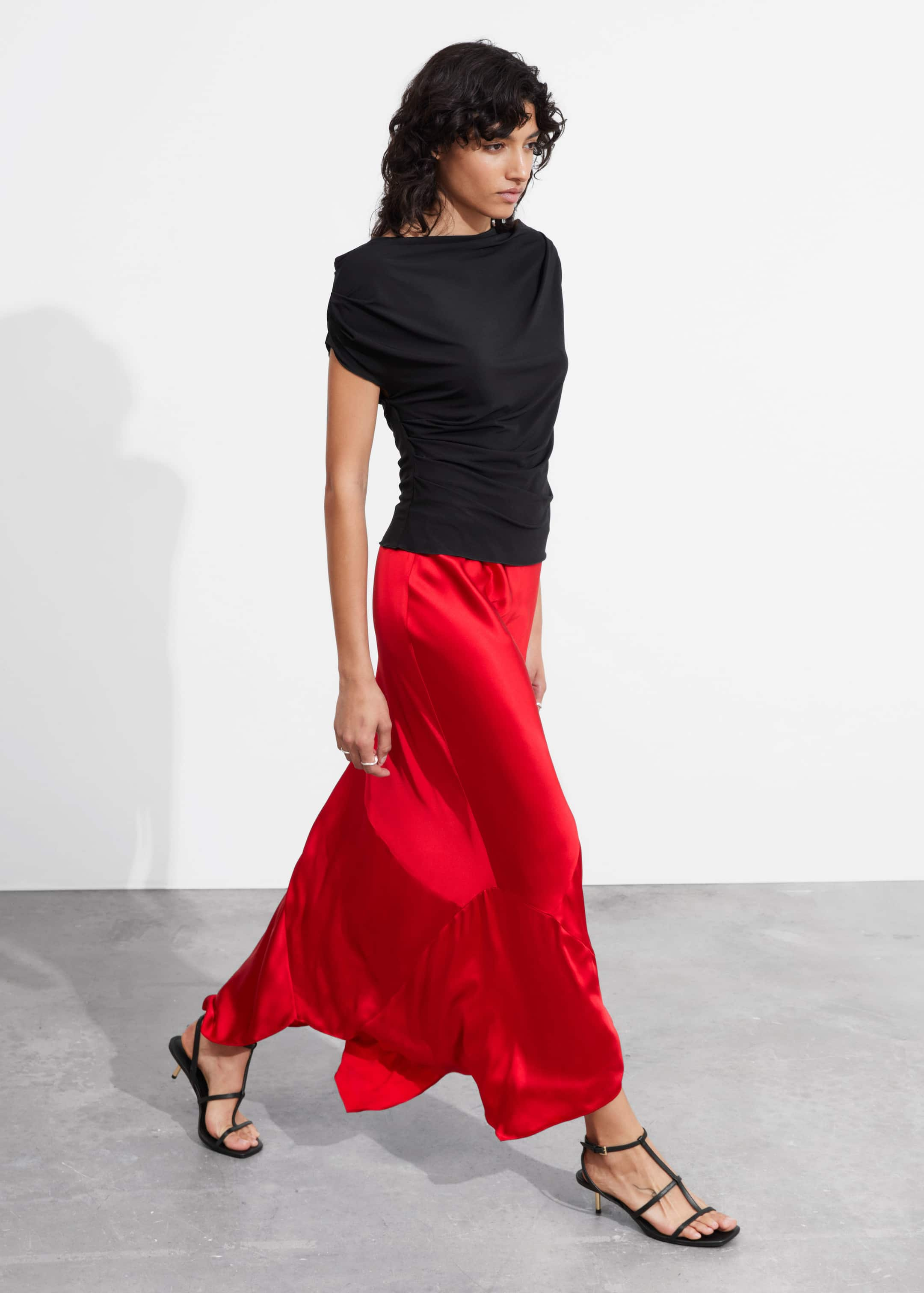 Jupe midi asymétrique en satin - Rouge - Lookbook