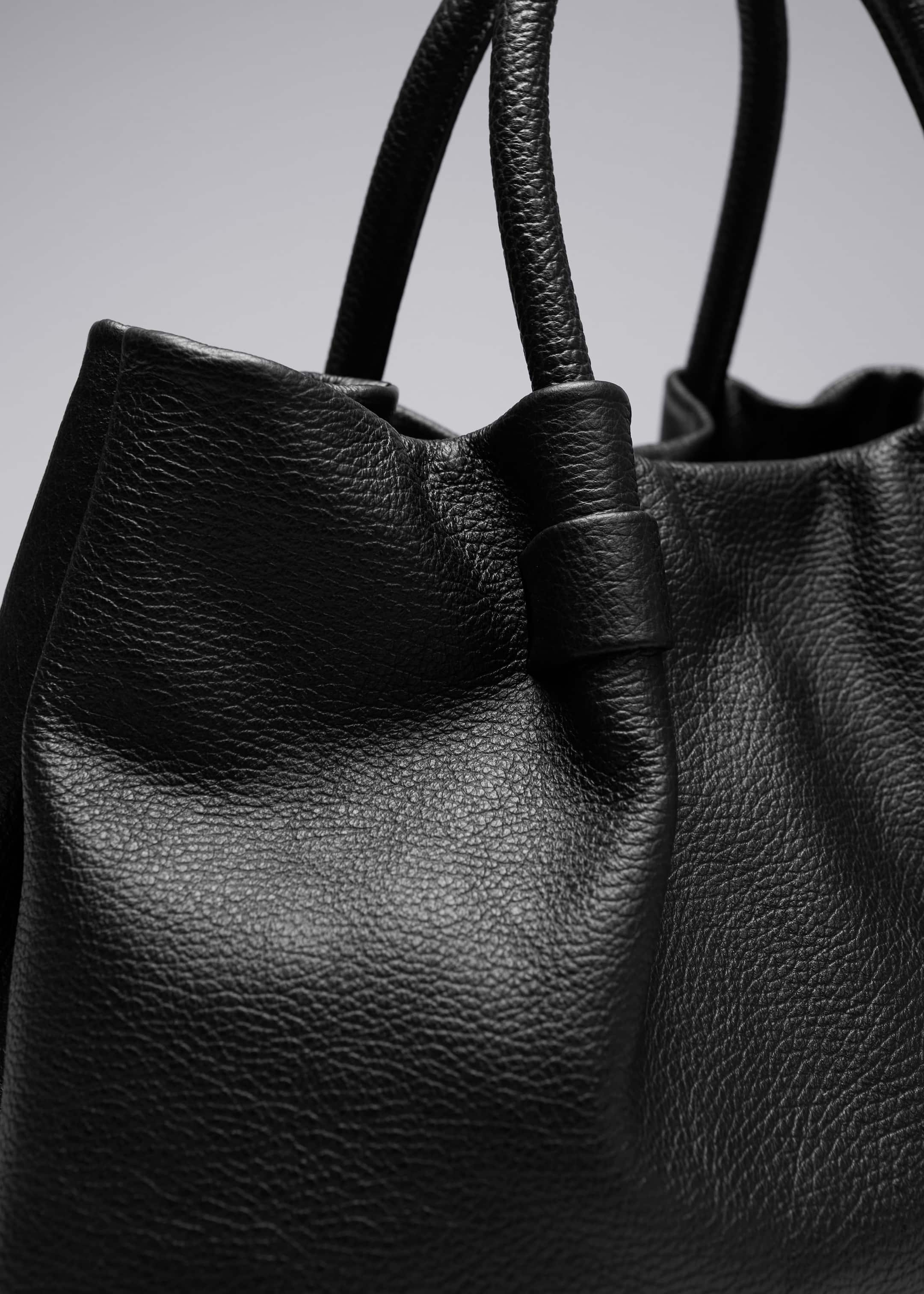 Sac fourre-tout classique en cuir - {{variantName}} - Descriptive Detail