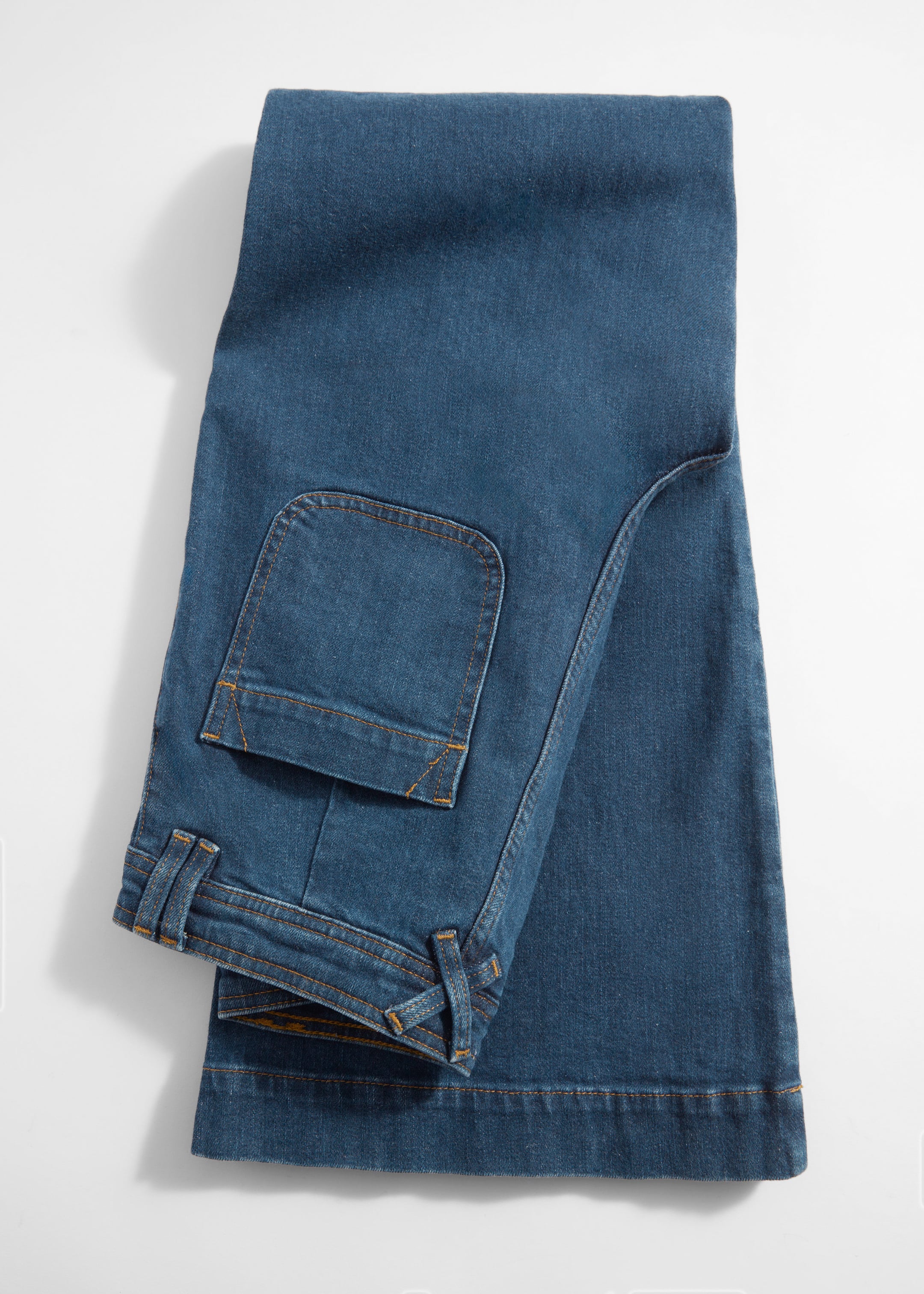 Patch-Pocket Bootcut Jeans - {{variantName}} - Descriptive Detail