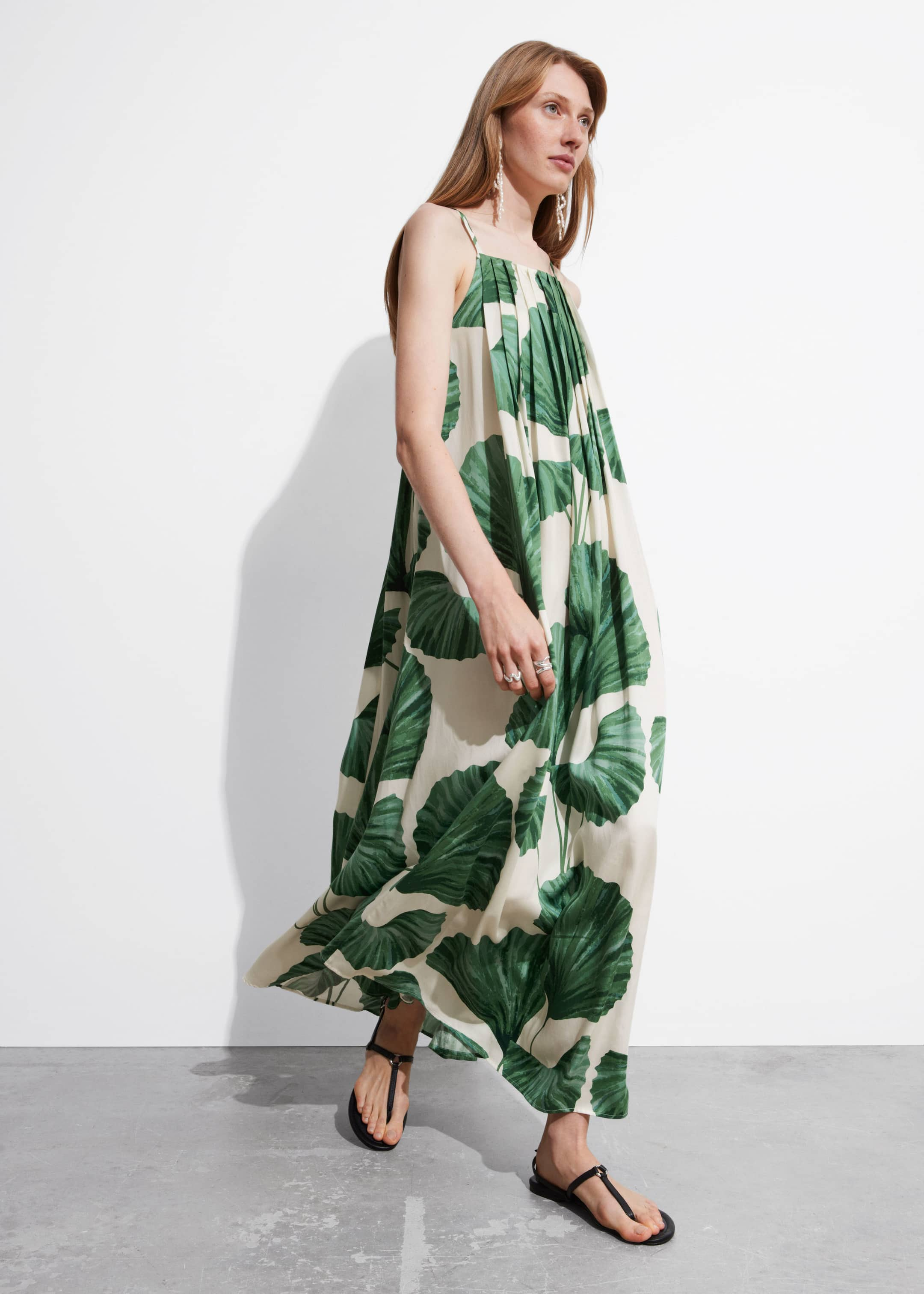 Robe longue plissée à dos nu - Motifs fleuris verts - Lookbook