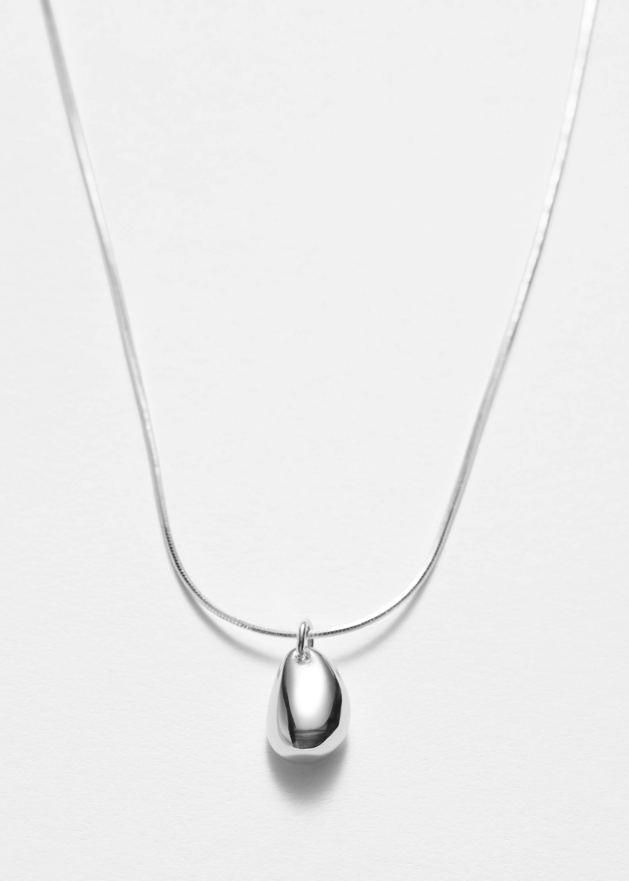 Collier avec pendentif sculptural - {{variantName}} - Descriptive Detail