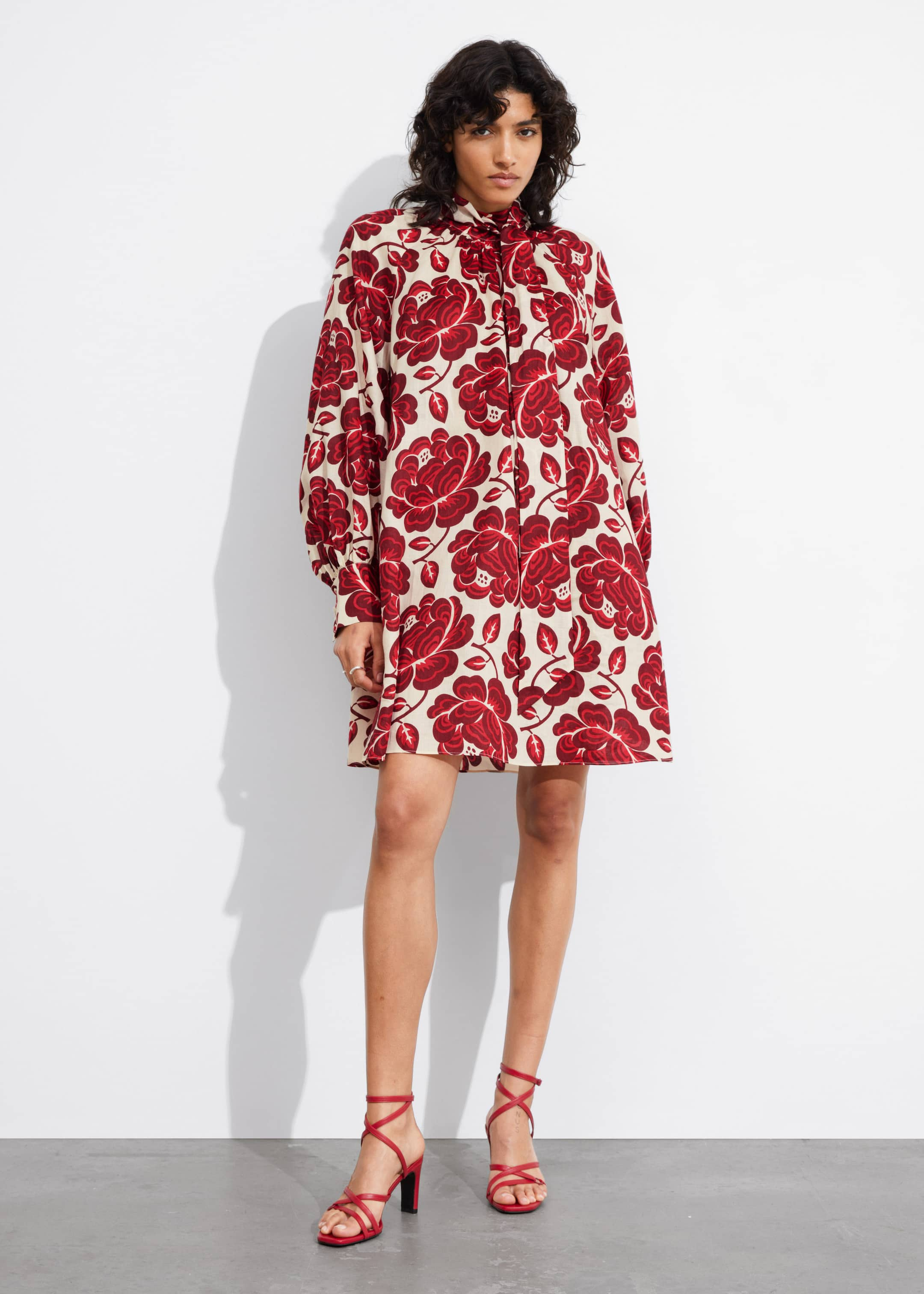 Robe courte avec lien à l’encolure - Motif fleuri rouge - Lookbook