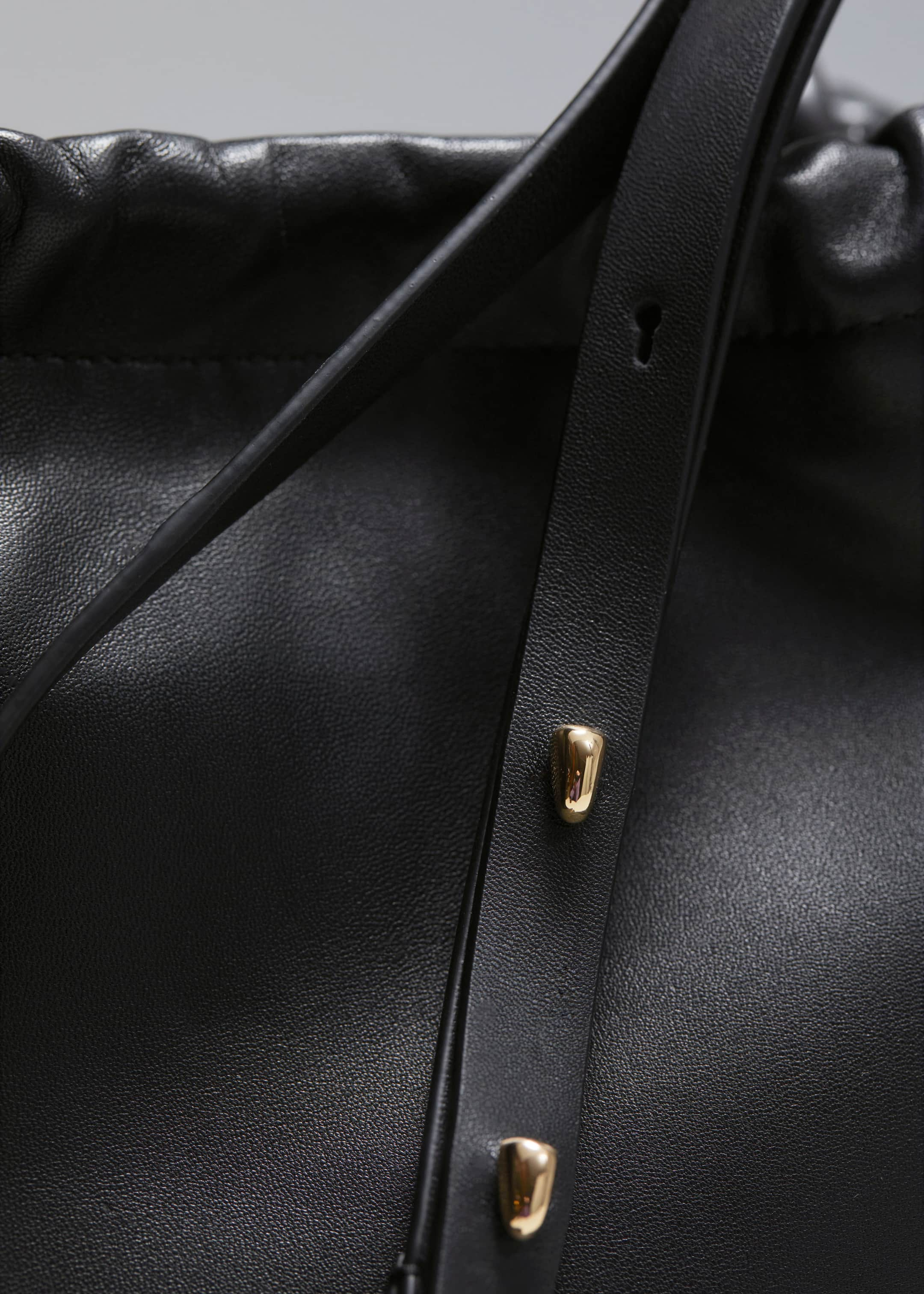 Knotted Leather Bucket Bag - {{variantName}} - Descriptive Detail