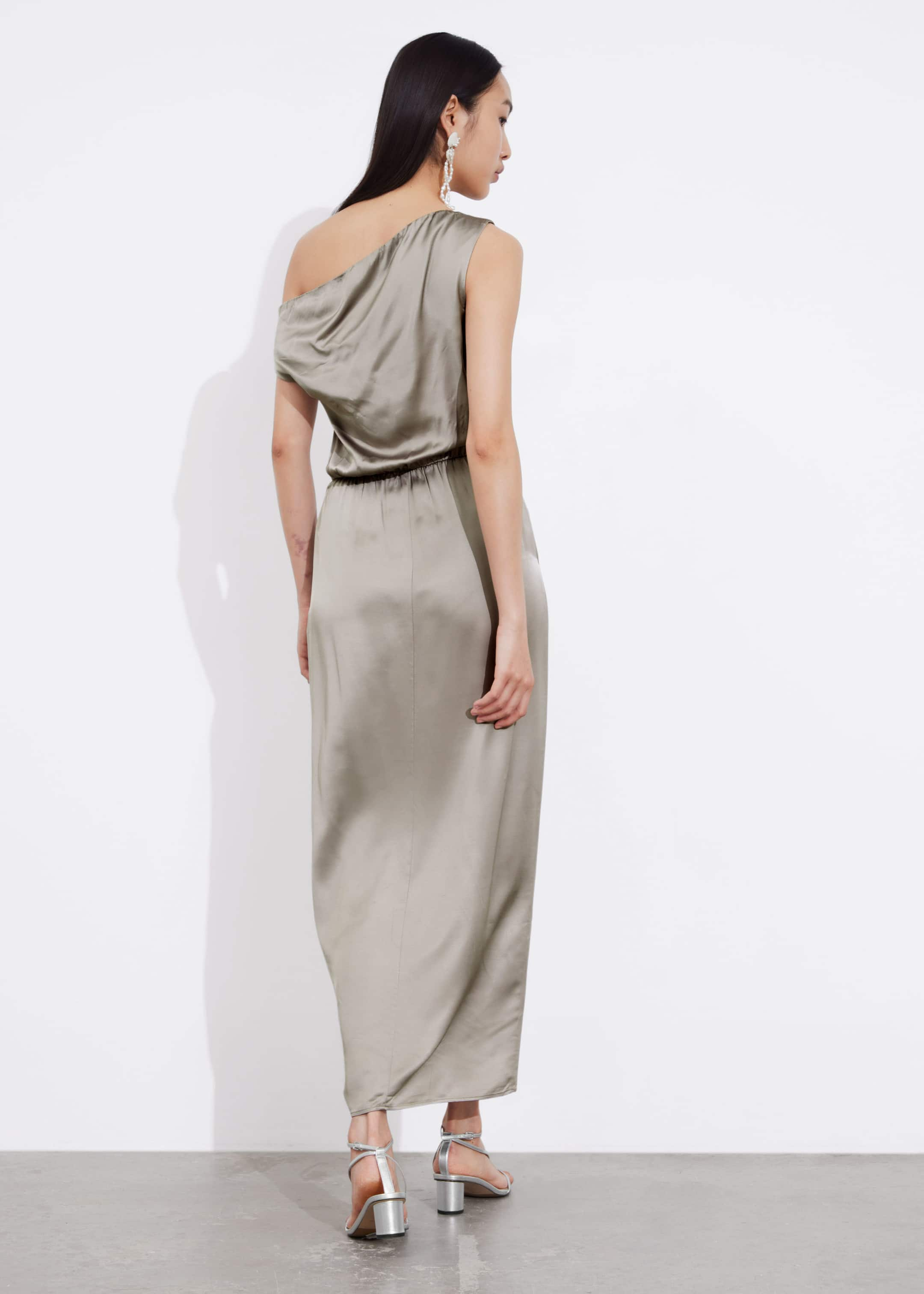 Robe midi drapée en satin - Gris - Lookbook