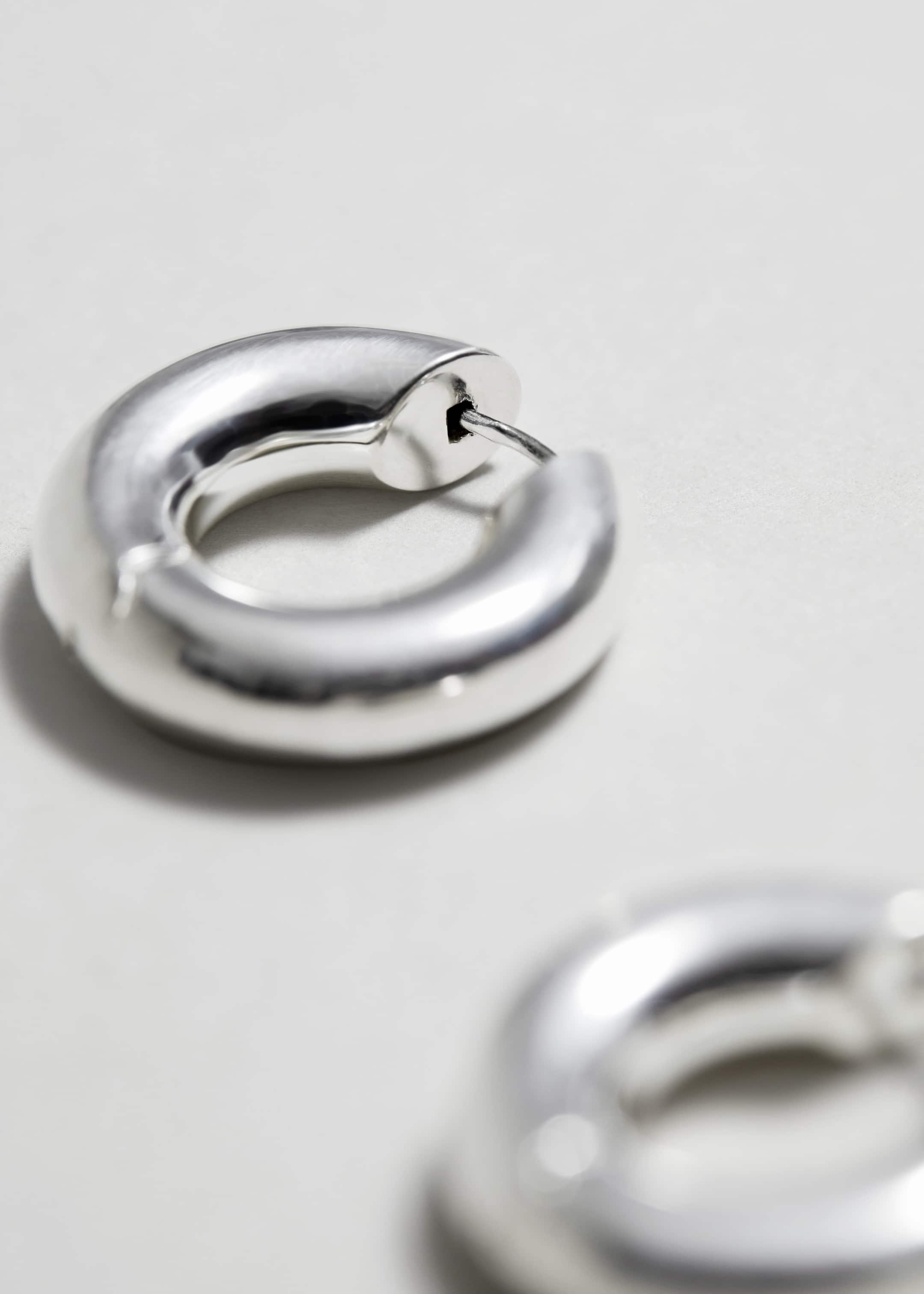 Small Chunky Hoop Earrings - {{variantName}} - Descriptive Detail