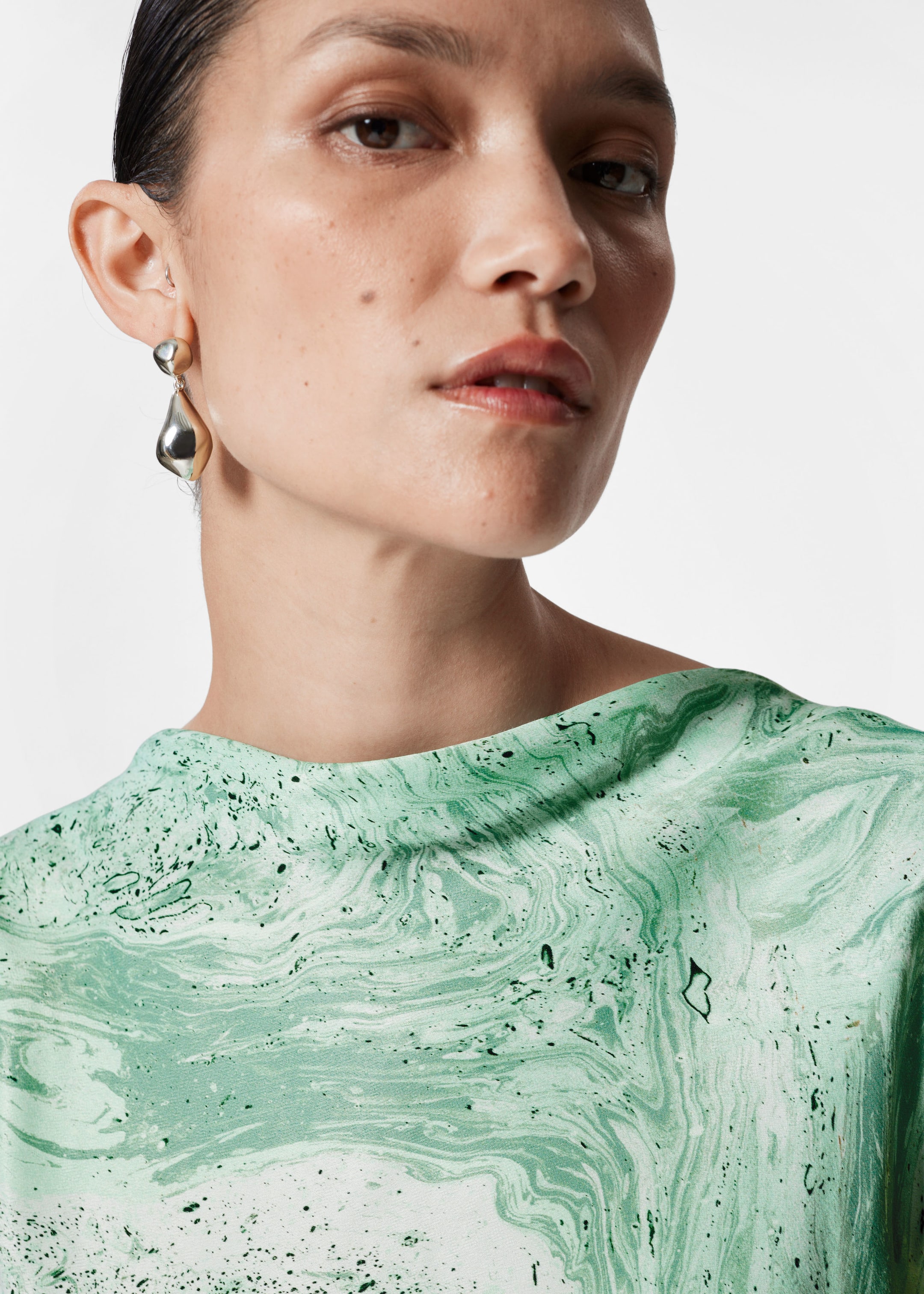 Robe midi coupée en biais en satin - Vert - Lookbook