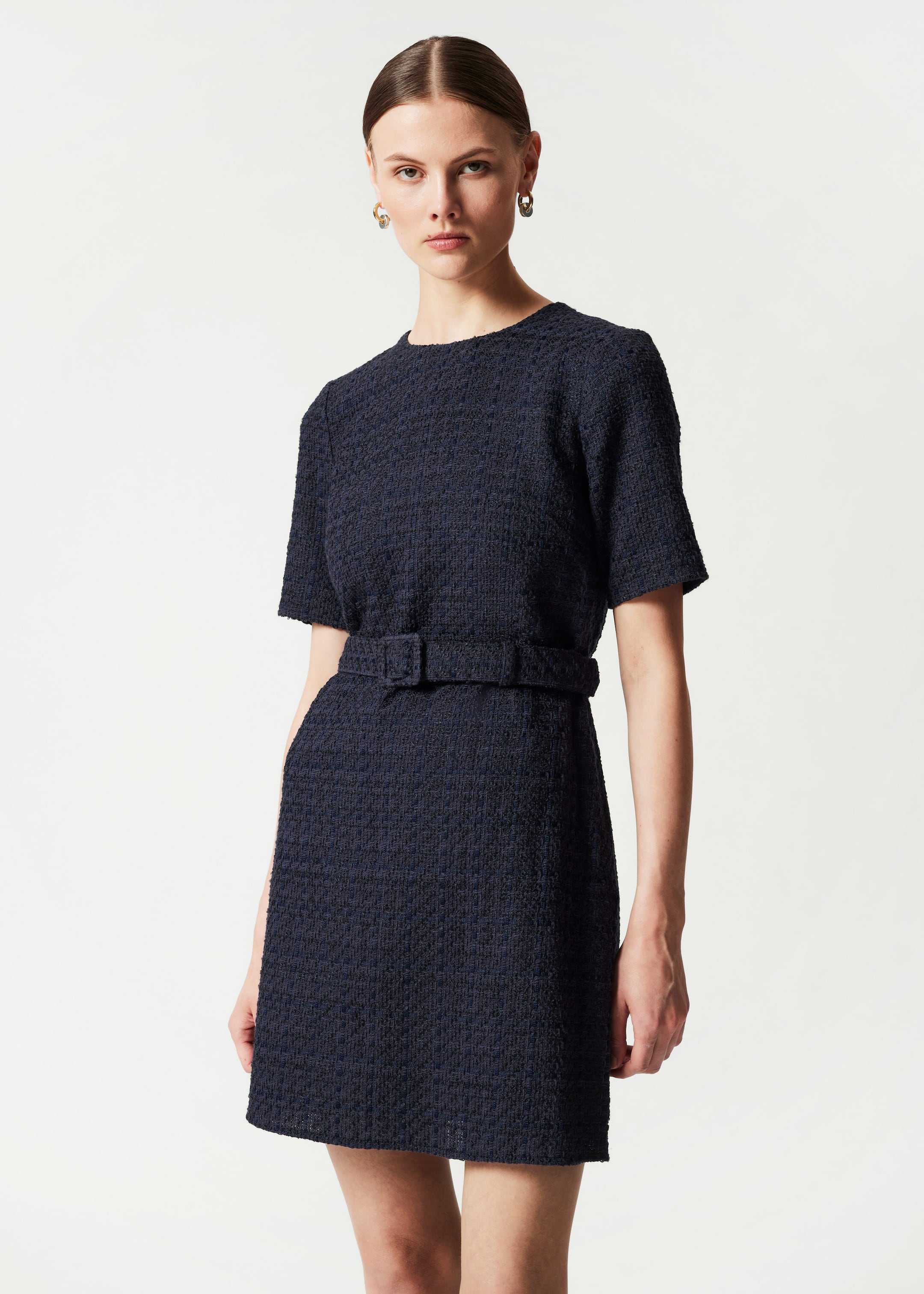 Image of Robe courte en tweed avec ceinture