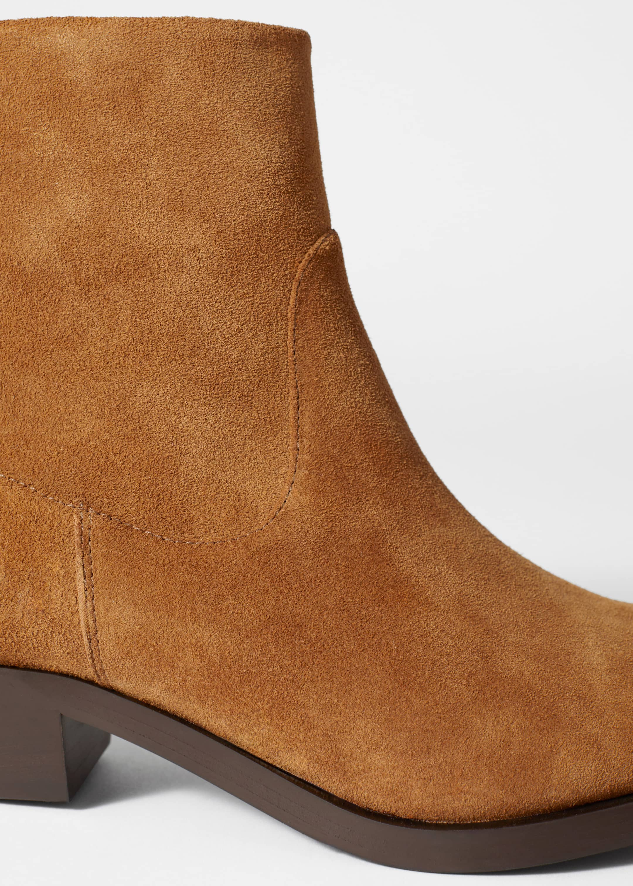 Ankle Boots aus Leder mit spitzer Zehenpartie - {{variantName}} - Beschreibendes Detail