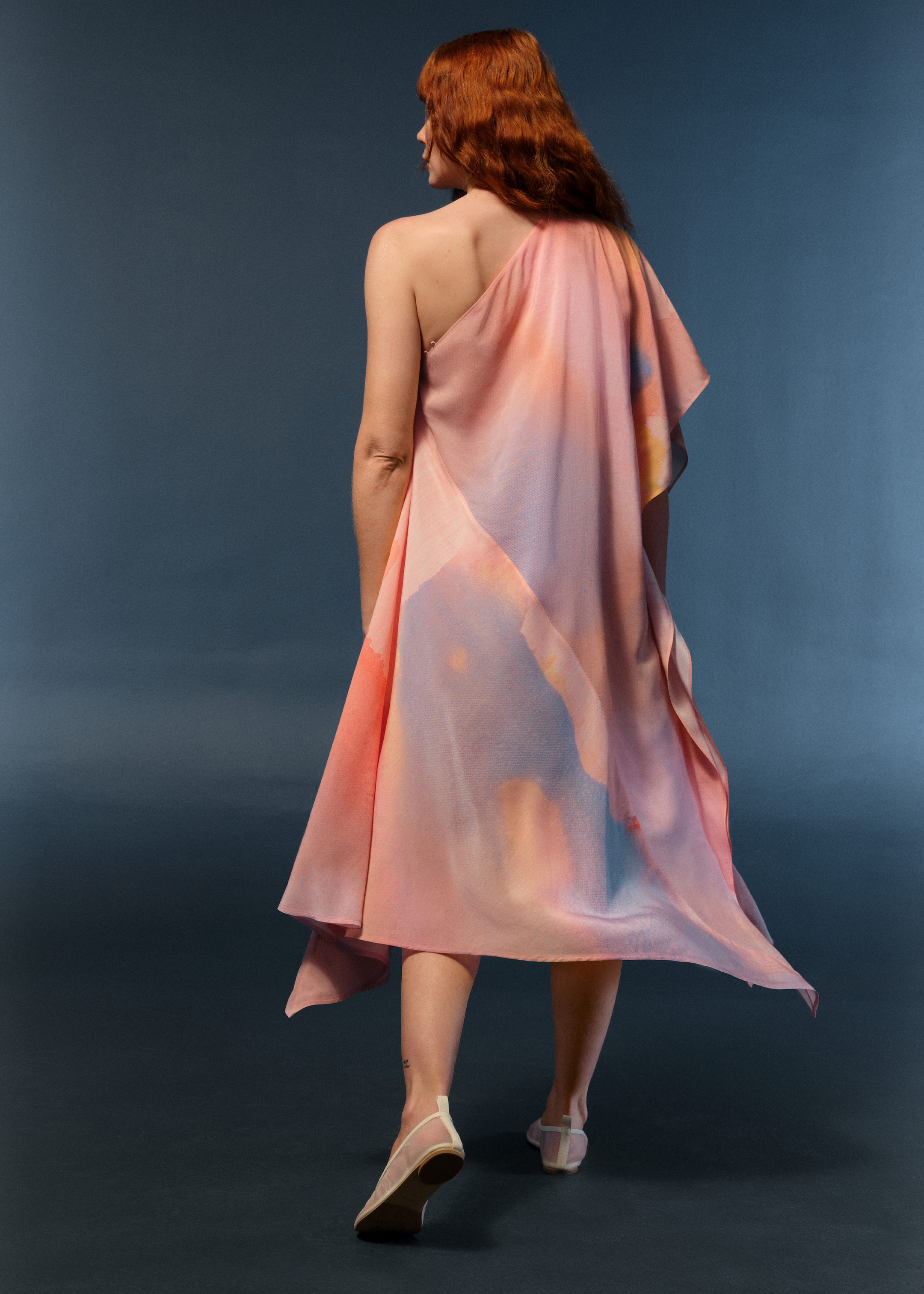 Asymmetrisches One-Shoulder-Midikleid - Orangefarbener Print - Lookbook