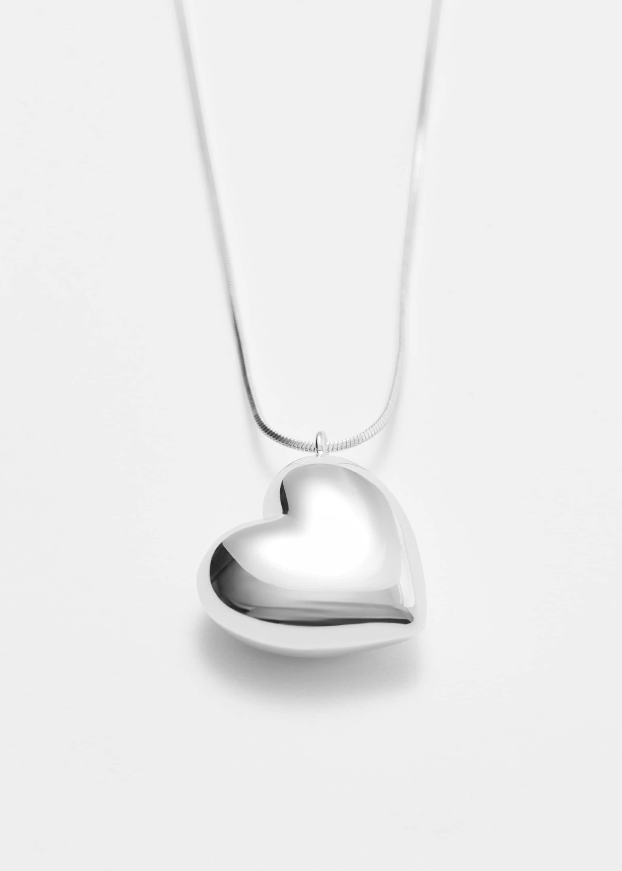 Heart Pendant Necklace - {{variantName}} - Descriptive Detail