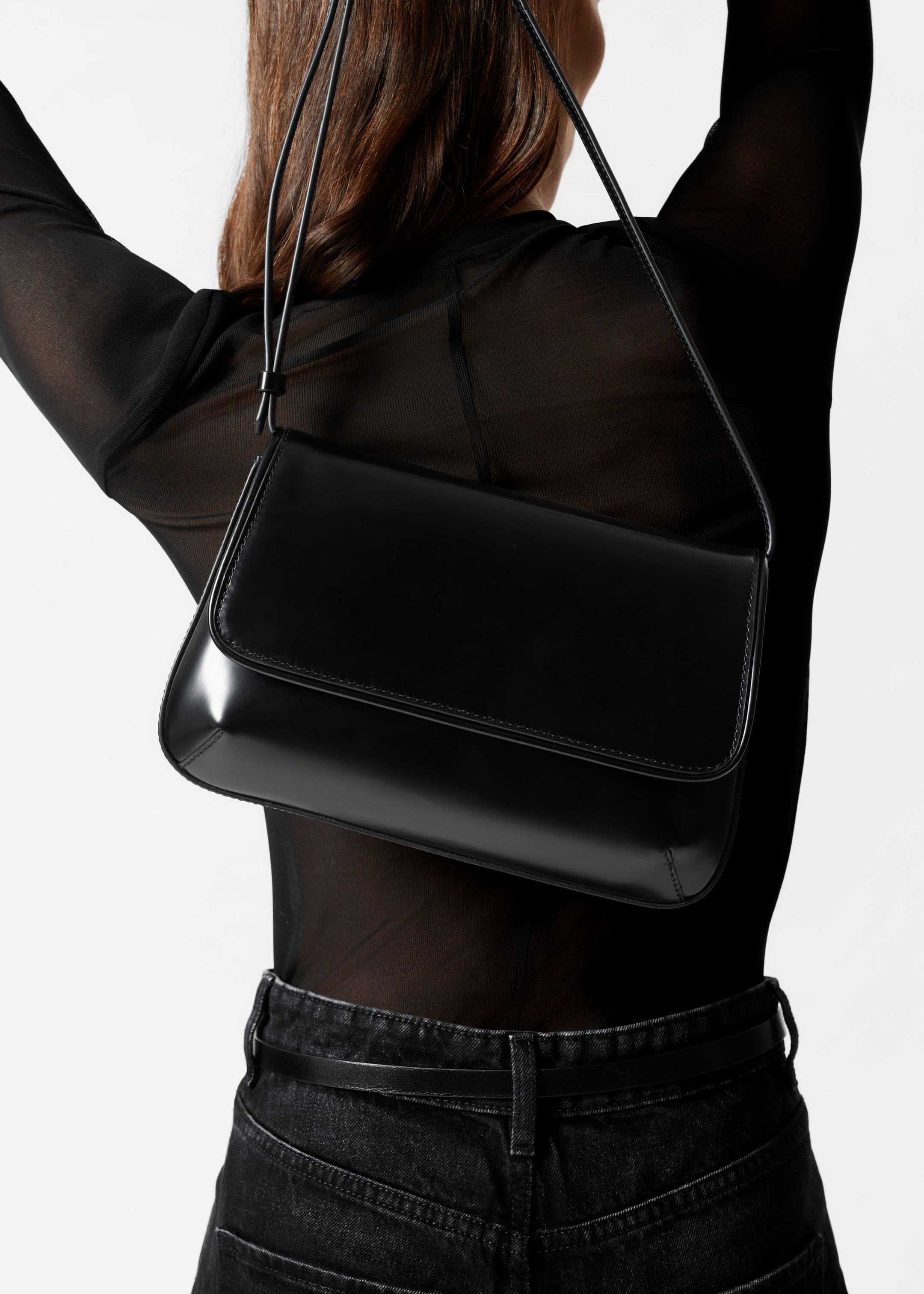 Sac à bandoulière en cuir brillant - Noir - Lookbook