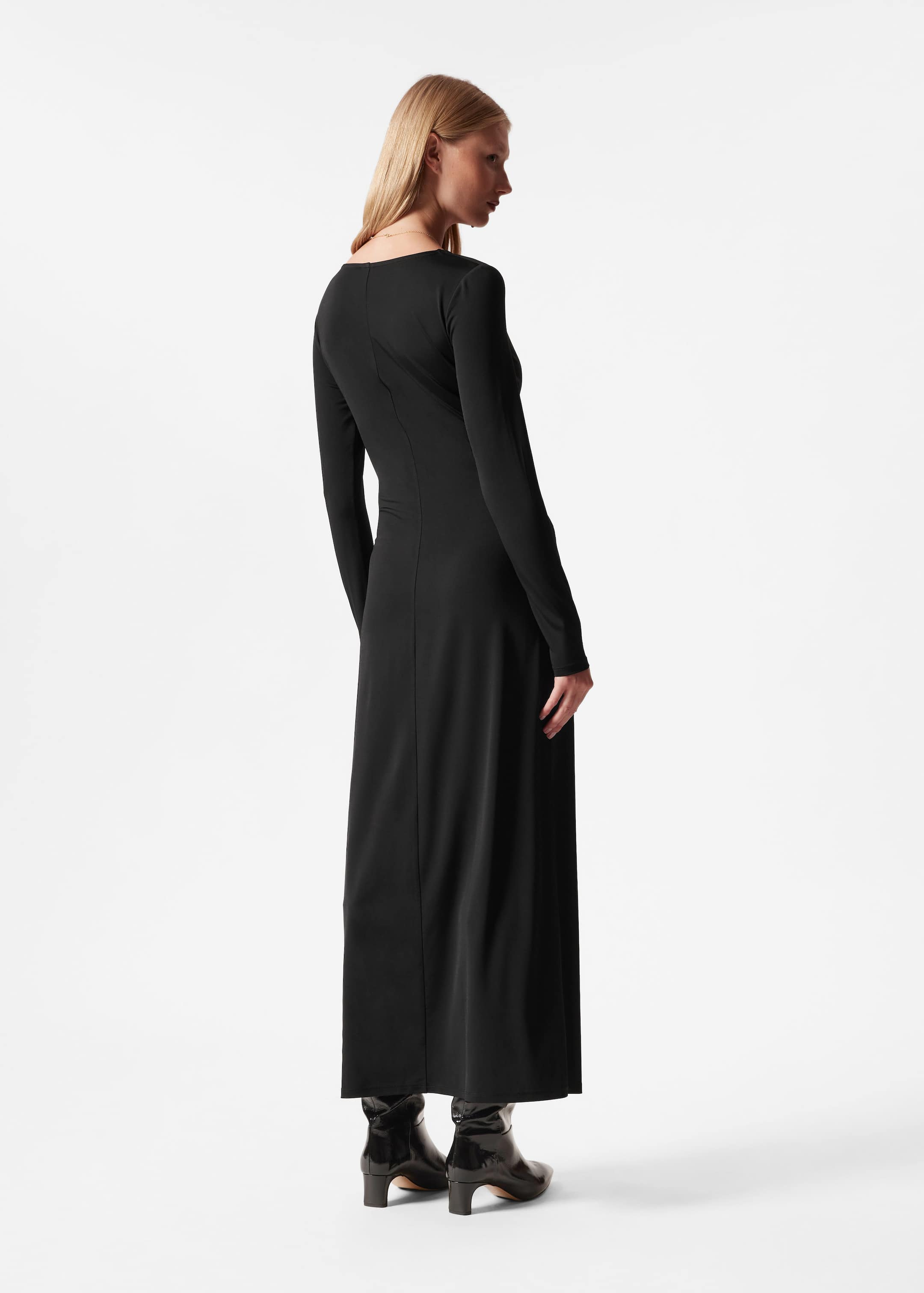 Robe longue torsadée à col en V - Noir - Lookbook