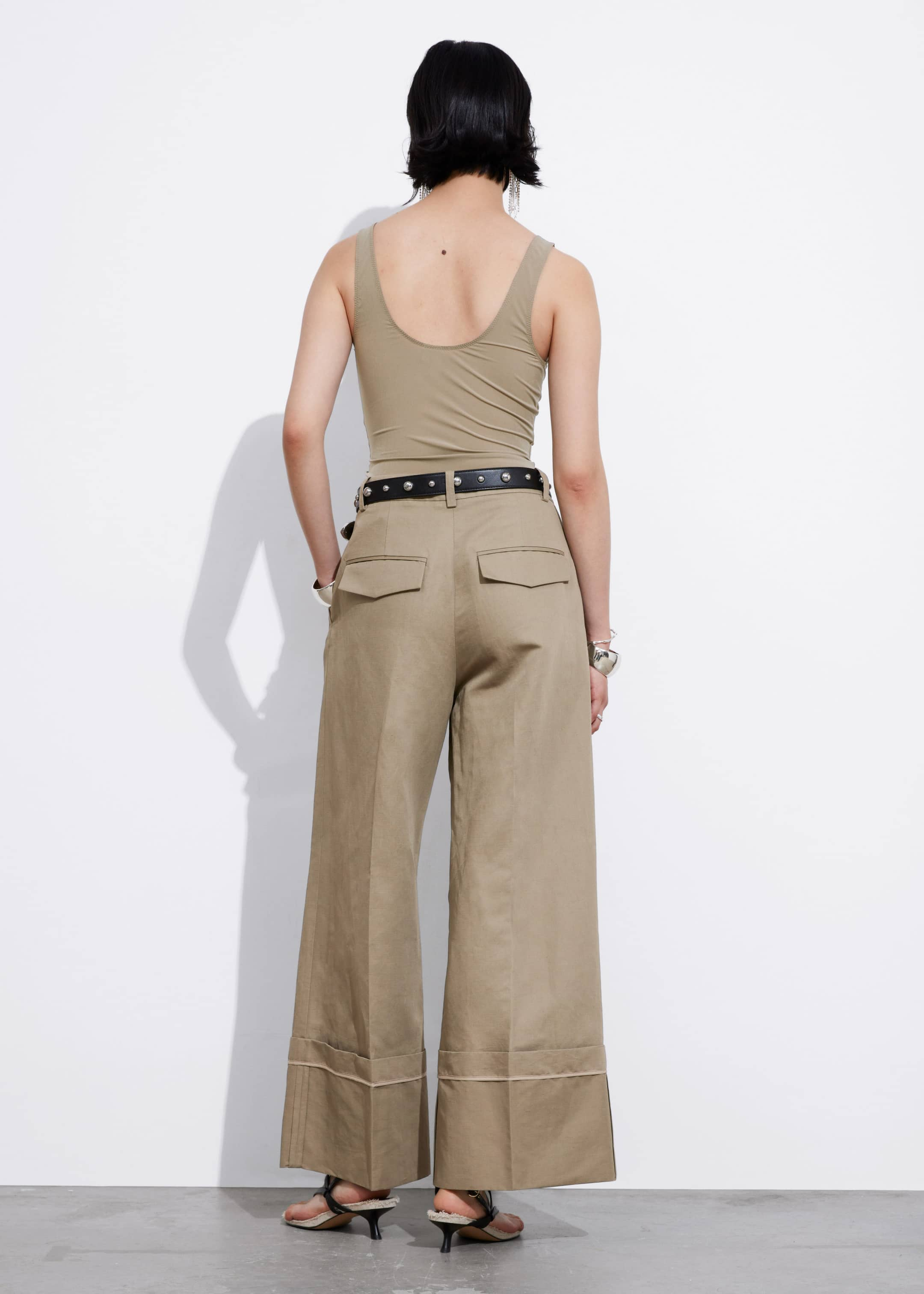 Pantalon large à revers - Taupe - Lookbook